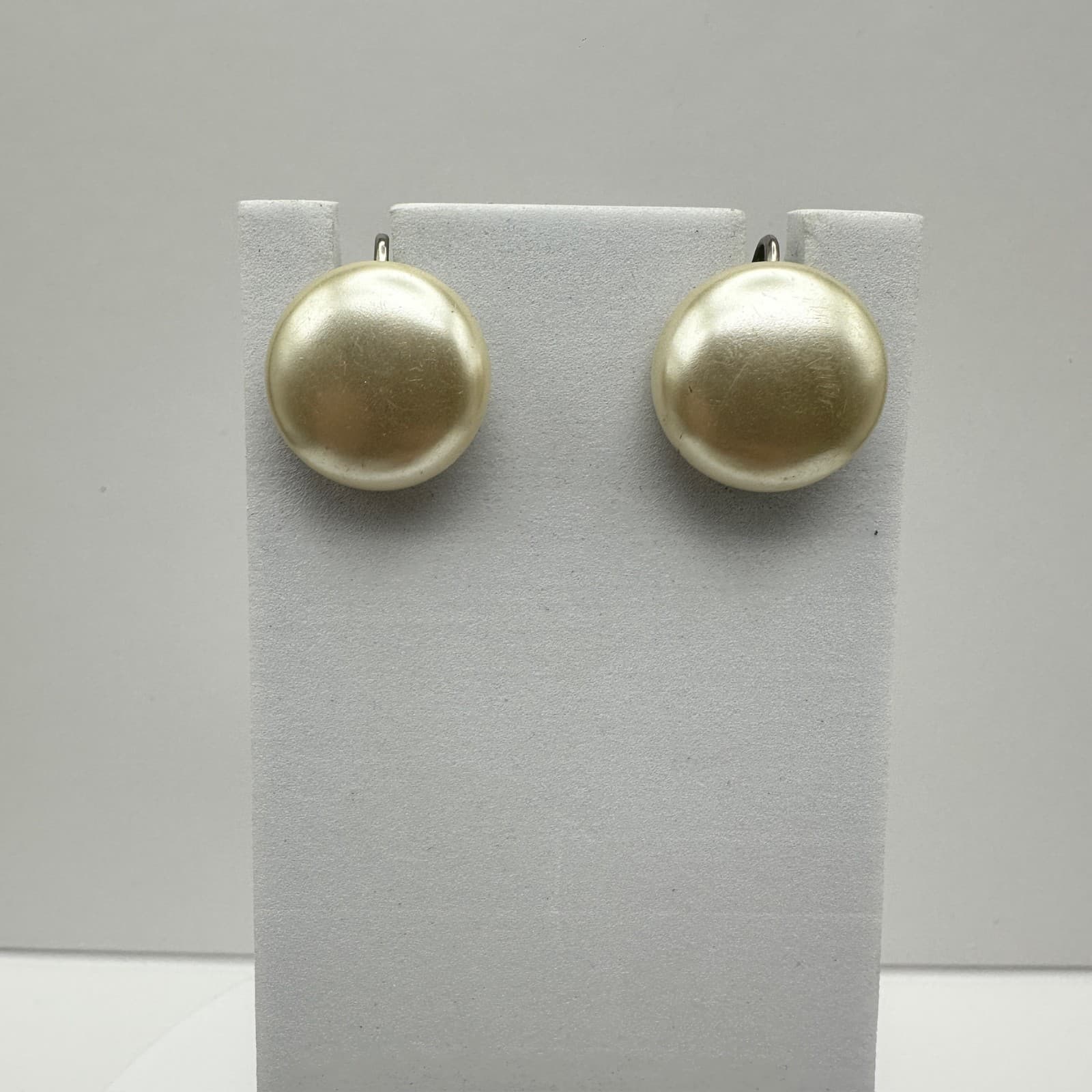 Vintage 80s Round Pearl Tone Clip On Earrings Silver Tone Dome Button Jewelry - Thumbnail 2
