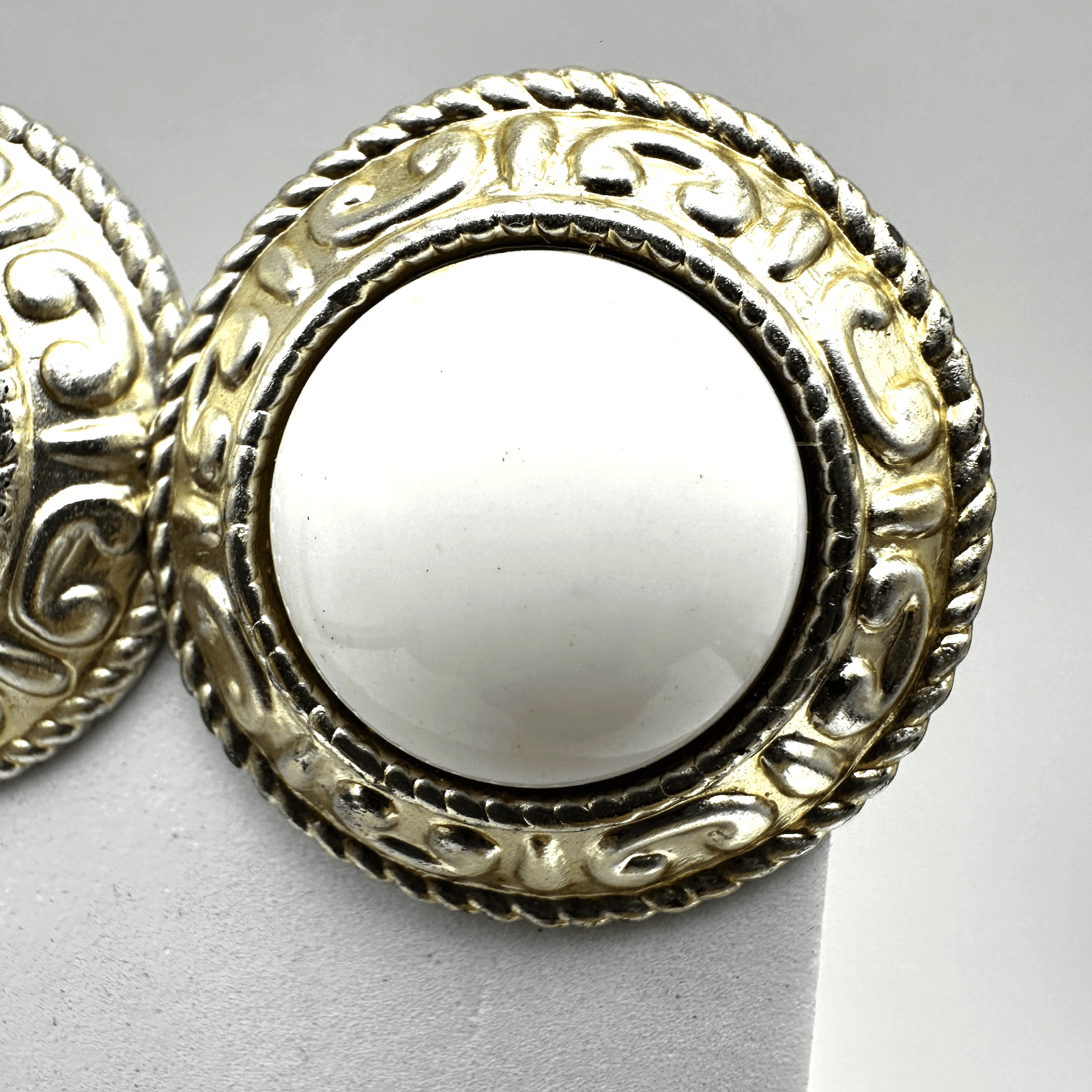 Vintage 90s White Enamel Cabochon Gold-Tone Round Ornate Clip On Earring Jewelry - Thumbnail 4