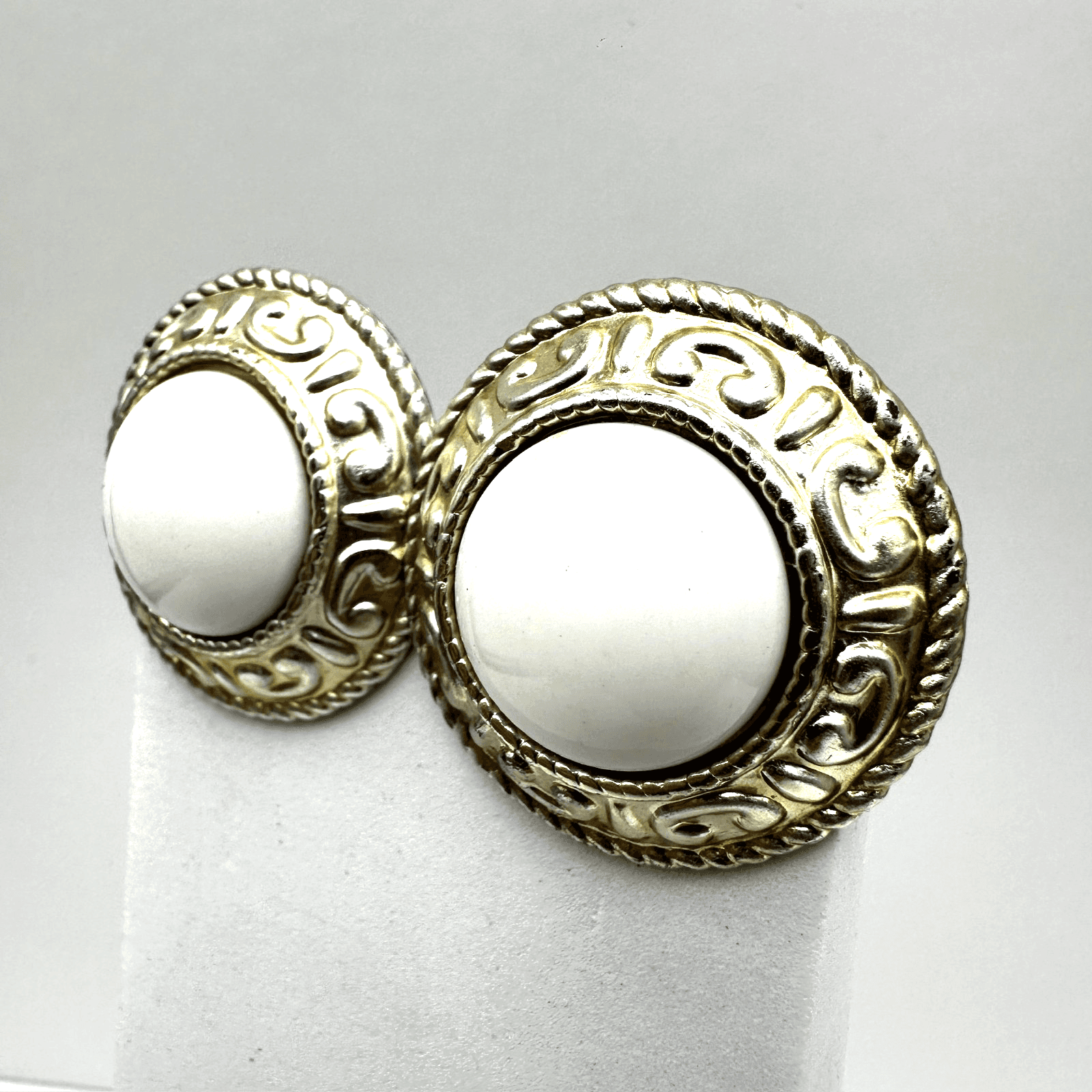 Vintage 90s White Enamel Cabochon Gold-Tone Round Ornate Clip On Earring Jewelry - Thumbnail 3