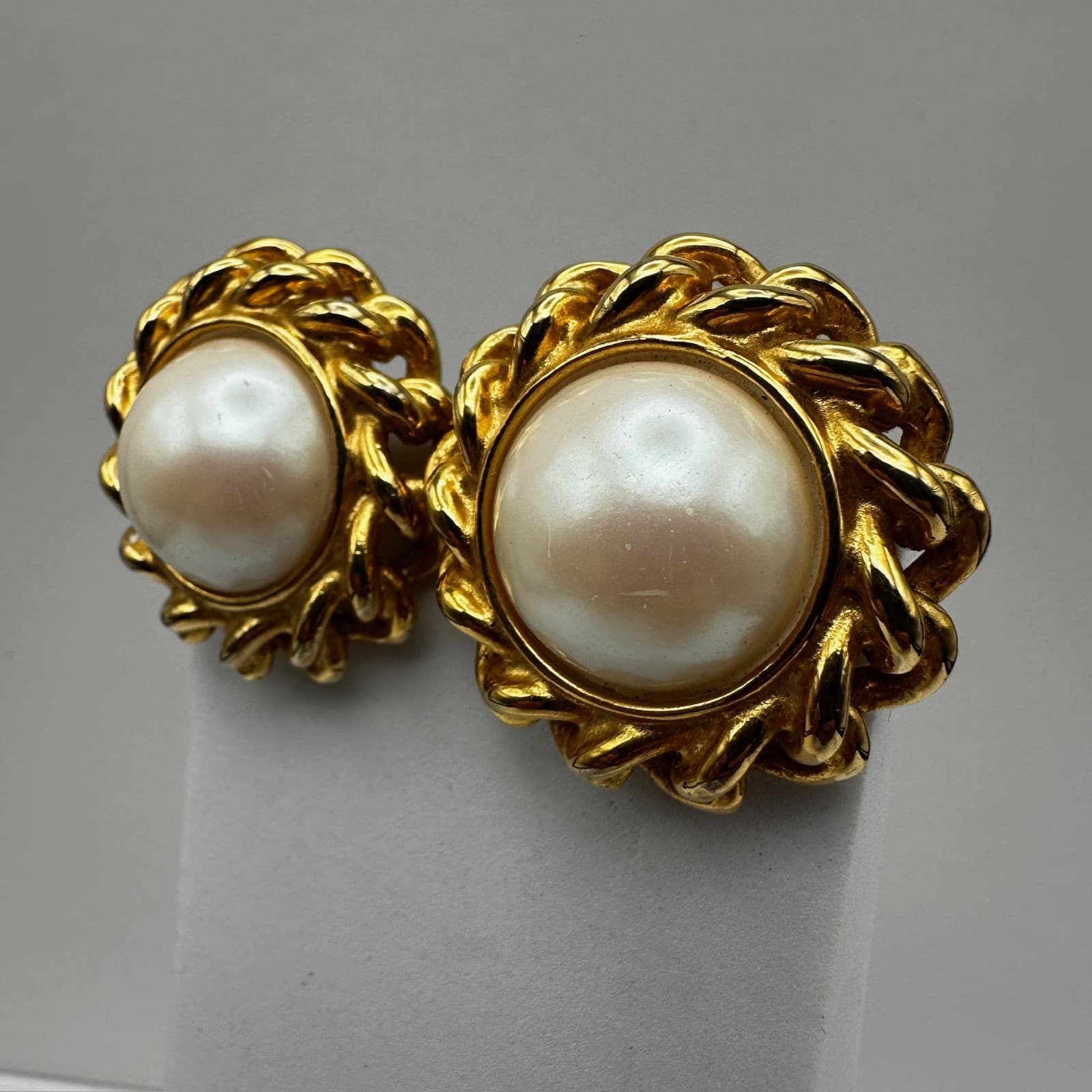 Vintage 80s Gold Faux Pearl Clip On Earrings Cable Rope Chain Dome Shape Jewelry - Thumbnail 3