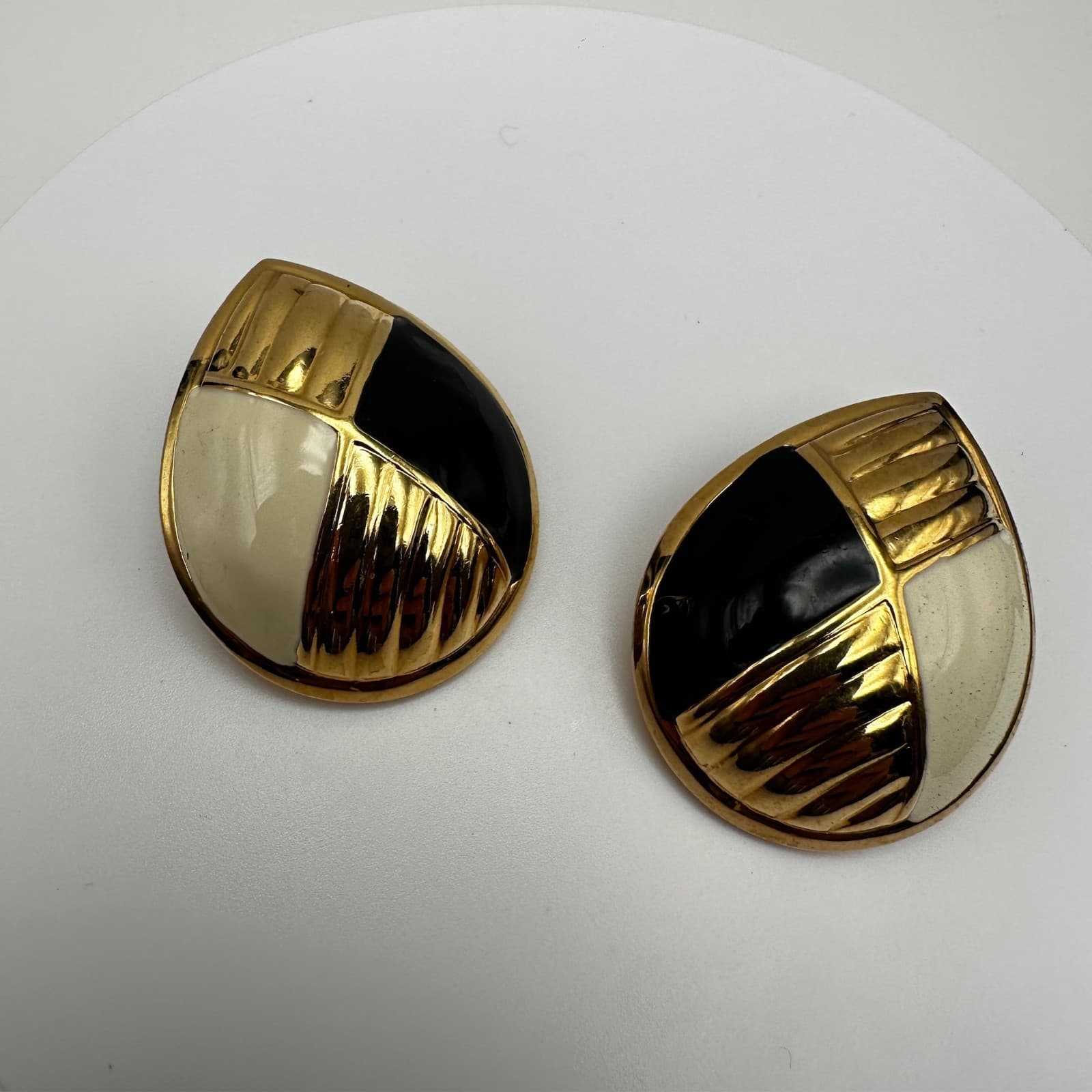 Vintage 90s gold-tone black & white enamel teardrop clip-on earrings Jewelry - Thumbnail 2