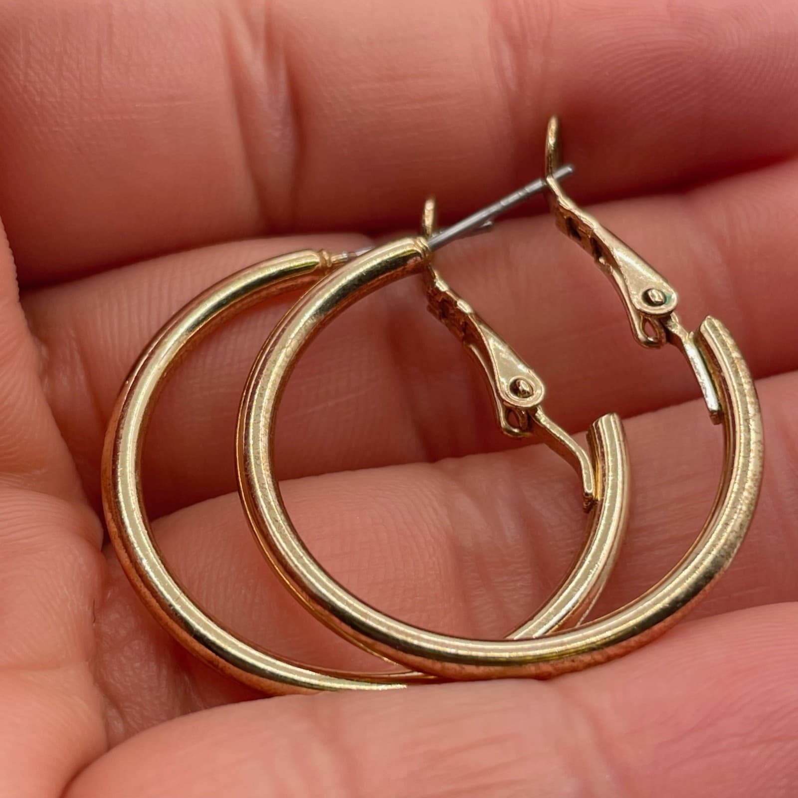 Vintage Gold Tone Leaver Back Hoop Earrings Classic Costume Jewelry Womens - Thumbnail 16