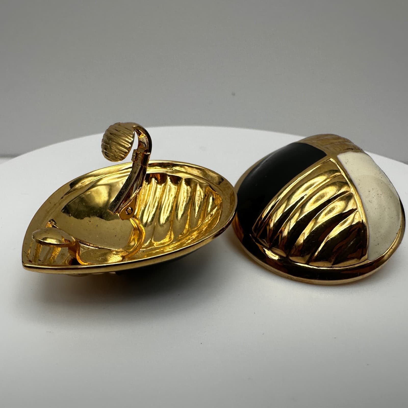 Vintage 90s gold-tone black & white enamel teardrop clip-on earrings Jewelry - Thumbnail 4