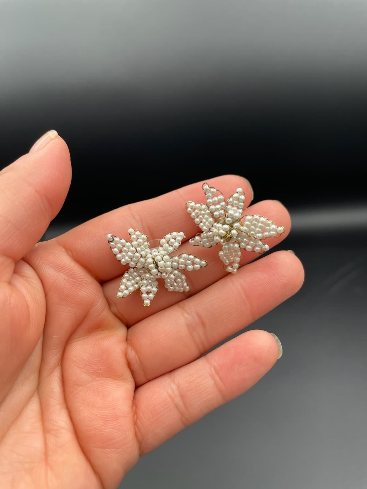 Vintage Seed Bead Flower White Pearlized Gold Tone Post Stud Floral Earrings - Thumbnail 8