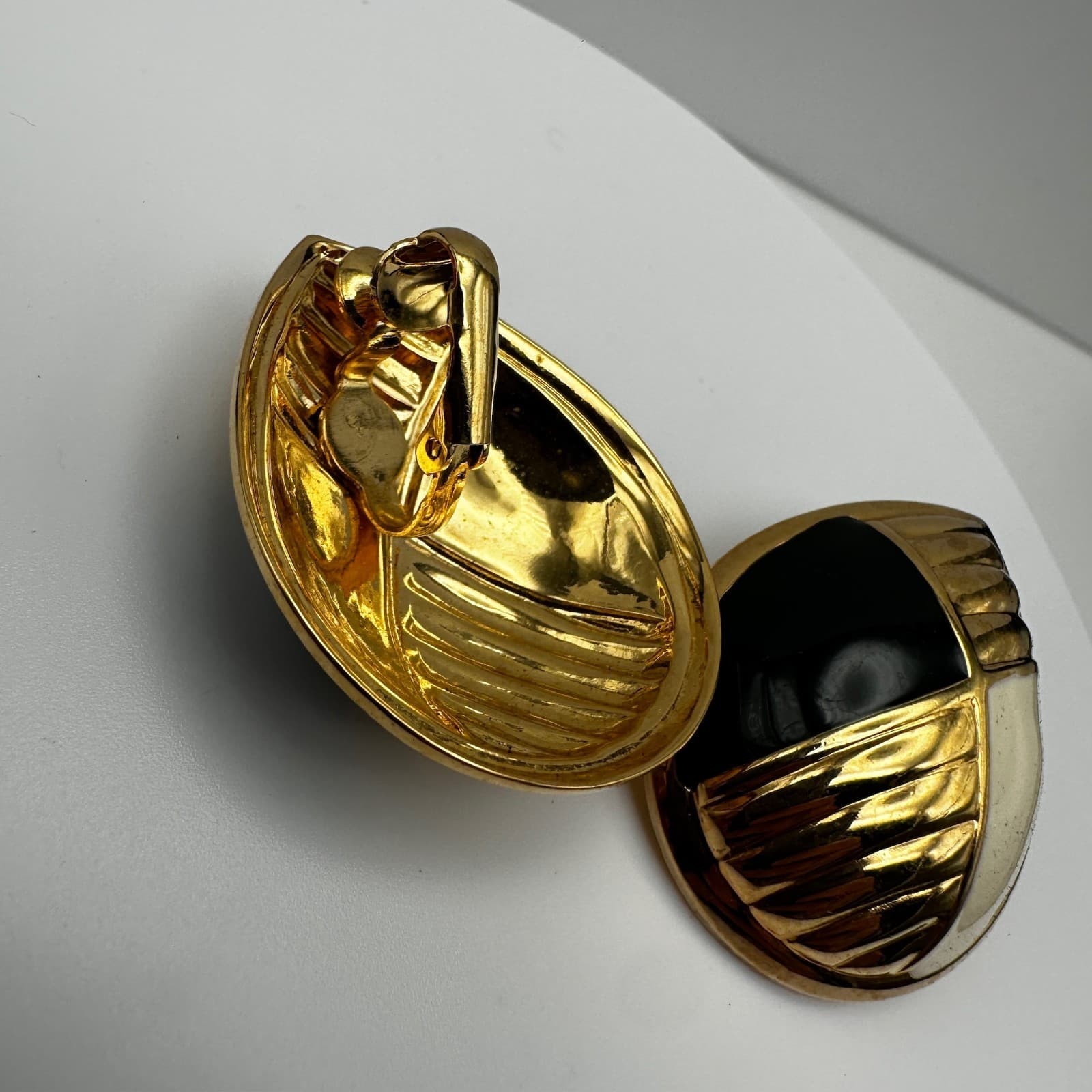 Vintage 90s gold-tone black & white enamel teardrop clip-on earrings Jewelry - Thumbnail 3