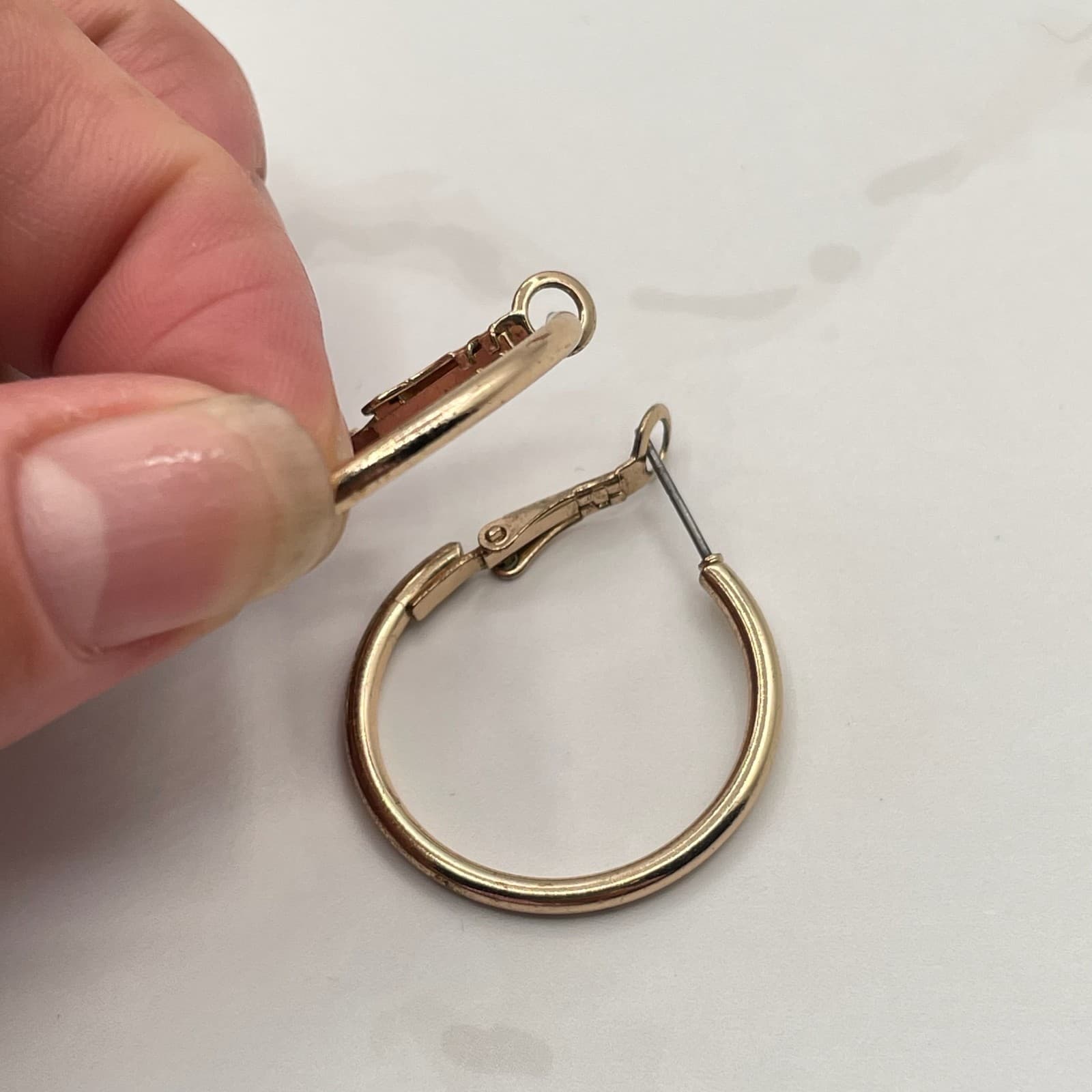 Vintage Gold Tone Leaver Back Hoop Earrings Classic Costume Jewelry Womens - Thumbnail 9