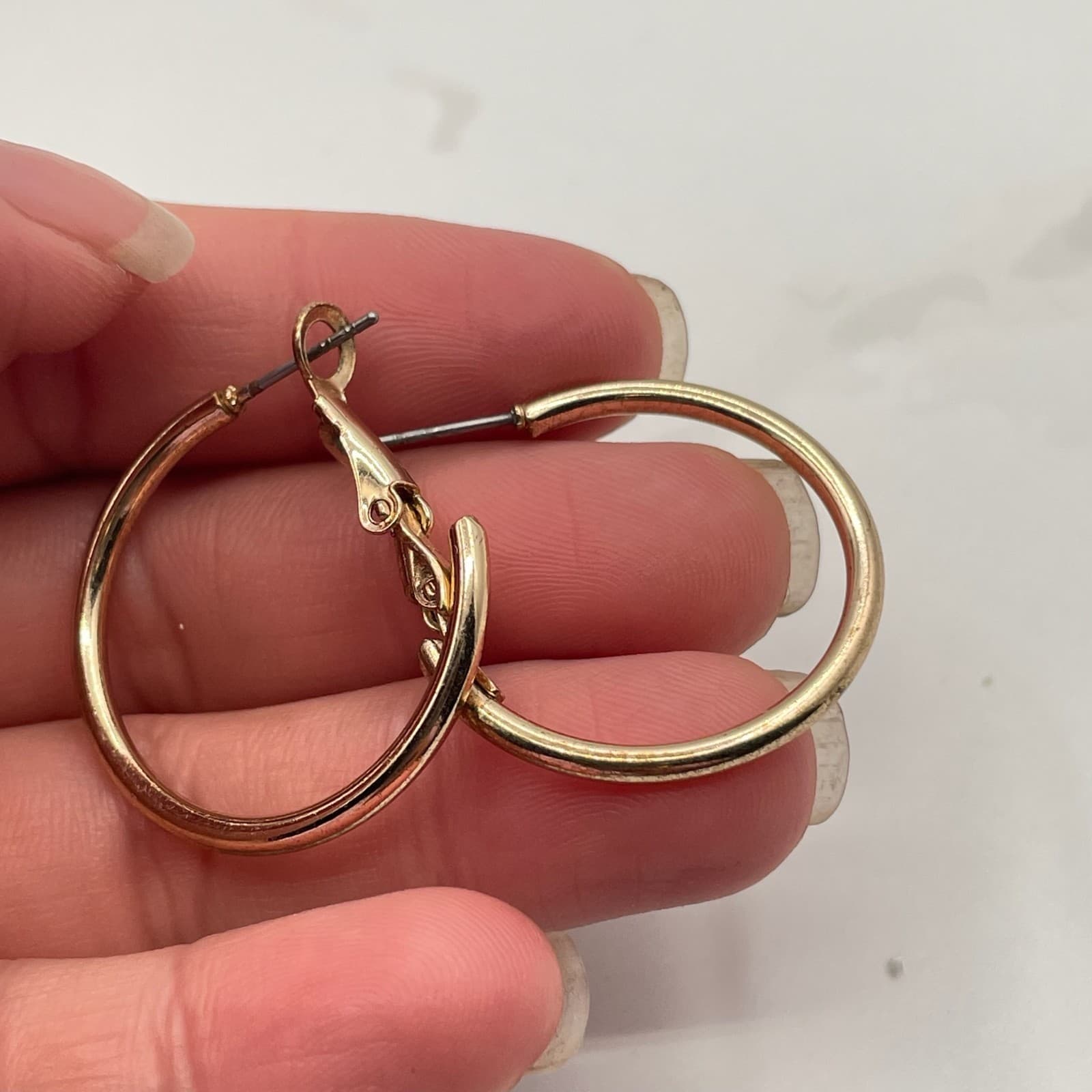 Vintage Gold Tone Leaver Back Hoop Earrings Classic Costume Jewelry Womens - Thumbnail 14