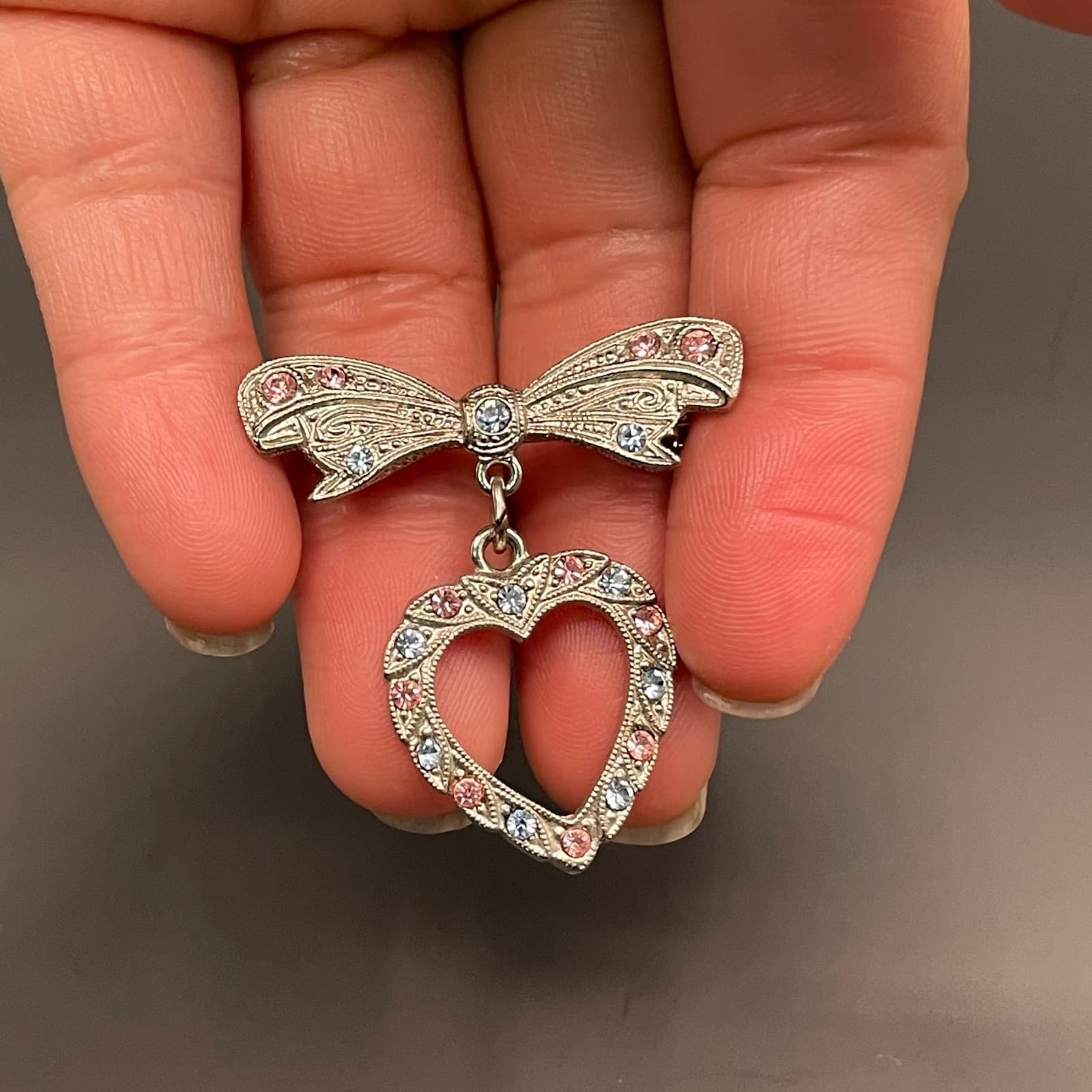 Vintage Rhinestone Bow Dangle Clear Heart Brooch Pin Silver Tone Unsigned - Thumbnail 5