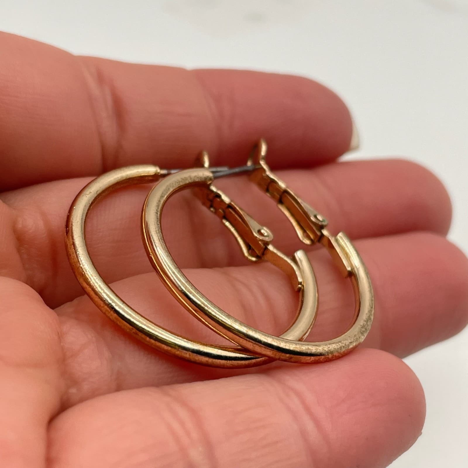 Vintage Gold Tone Leaver Back Hoop Earrings Classic Costume Jewelry Womens - Thumbnail 15