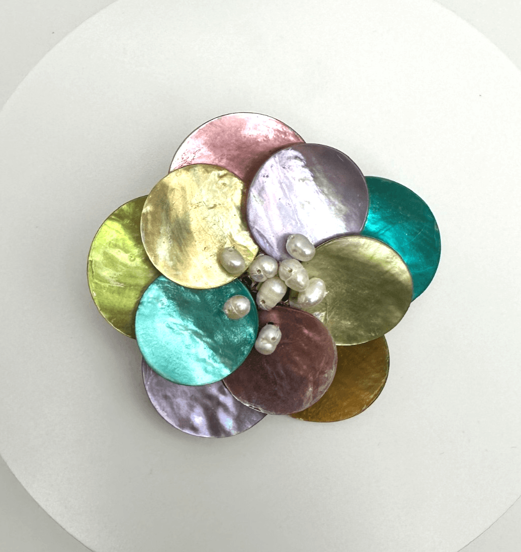 VTG Multicolor Pearl Brooch Flower Iridescent Round Discs Women's Jewellery - Image 1