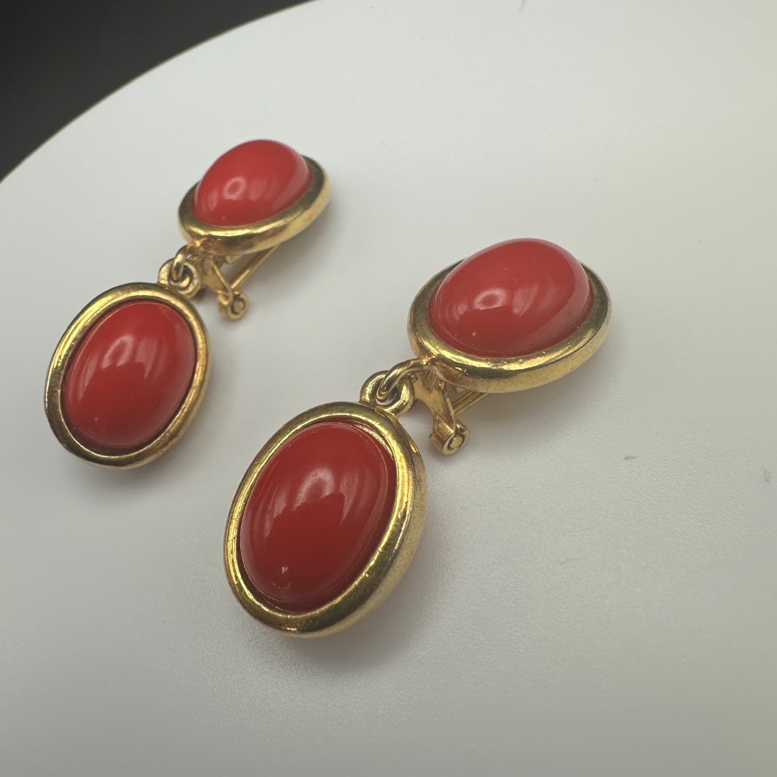 VTG Liz Clairborne 90s Red Dangle Clip On Earrings Cabochon Oval Stone Gold Tone - Thumbnail 4