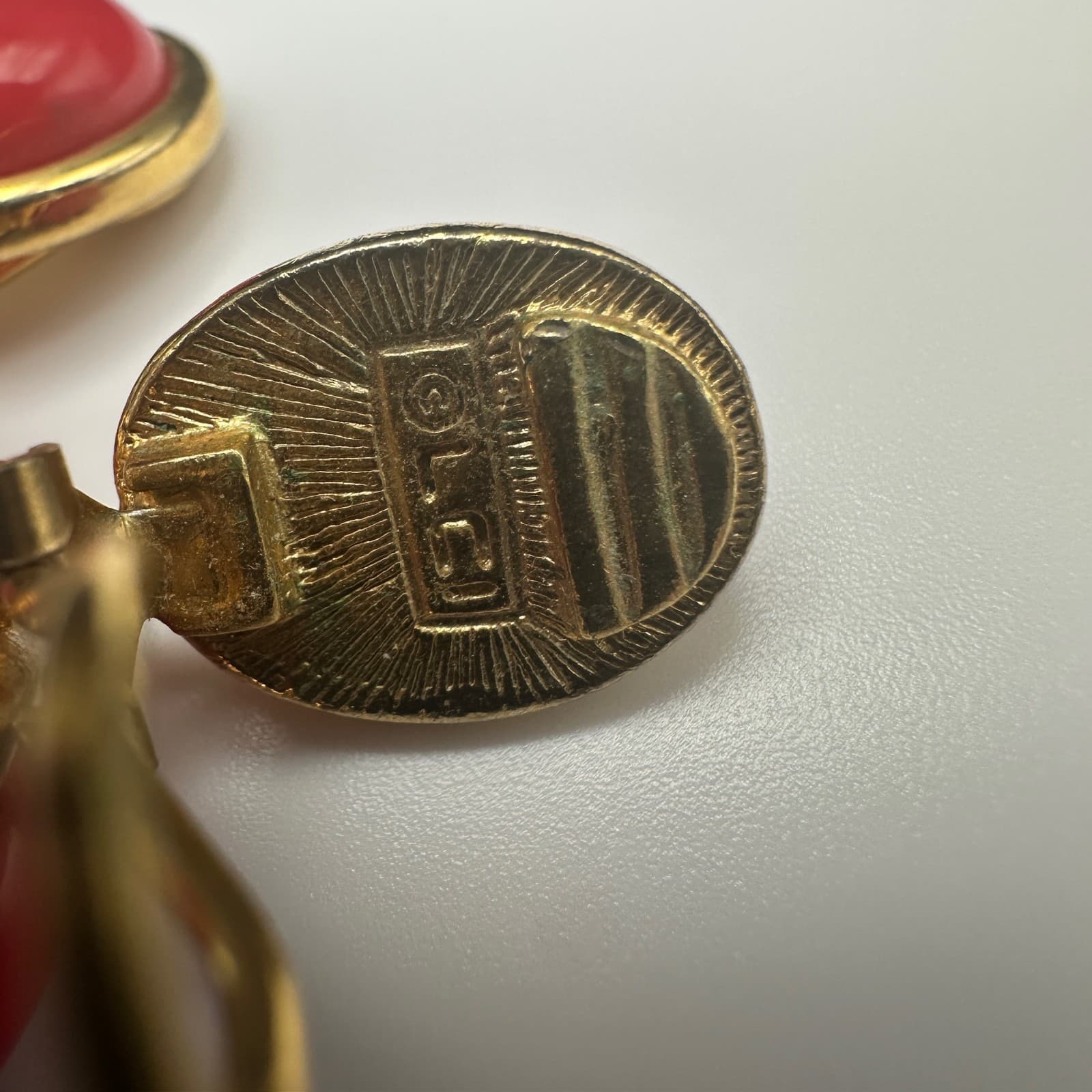VTG Liz Clairborne 90s Red Dangle Clip On Earrings Cabochon Oval Stone Gold Tone - Thumbnail 6