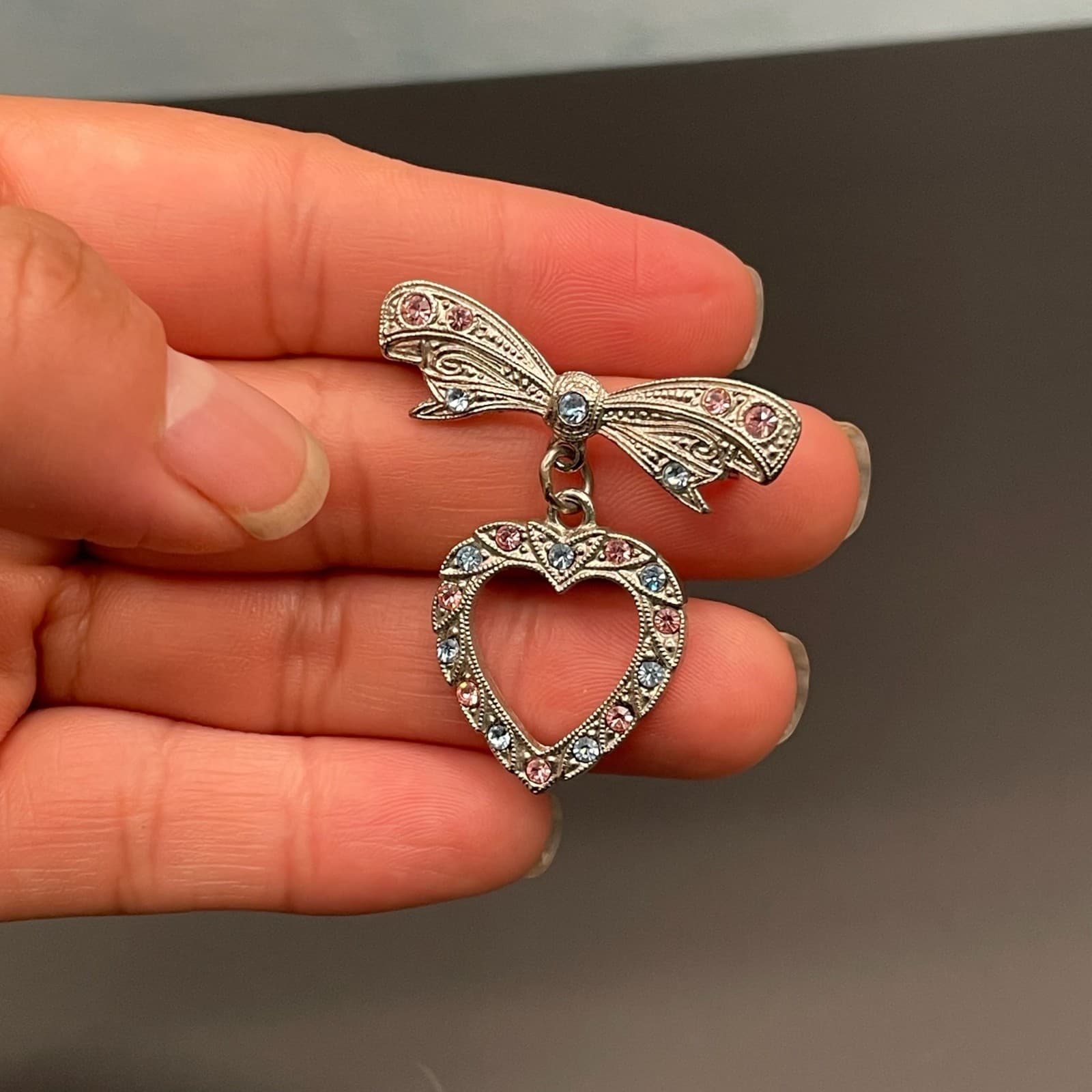 Vintage Rhinestone Bow Dangle Clear Heart Brooch Pin Silver Tone Unsigned - Thumbnail 6