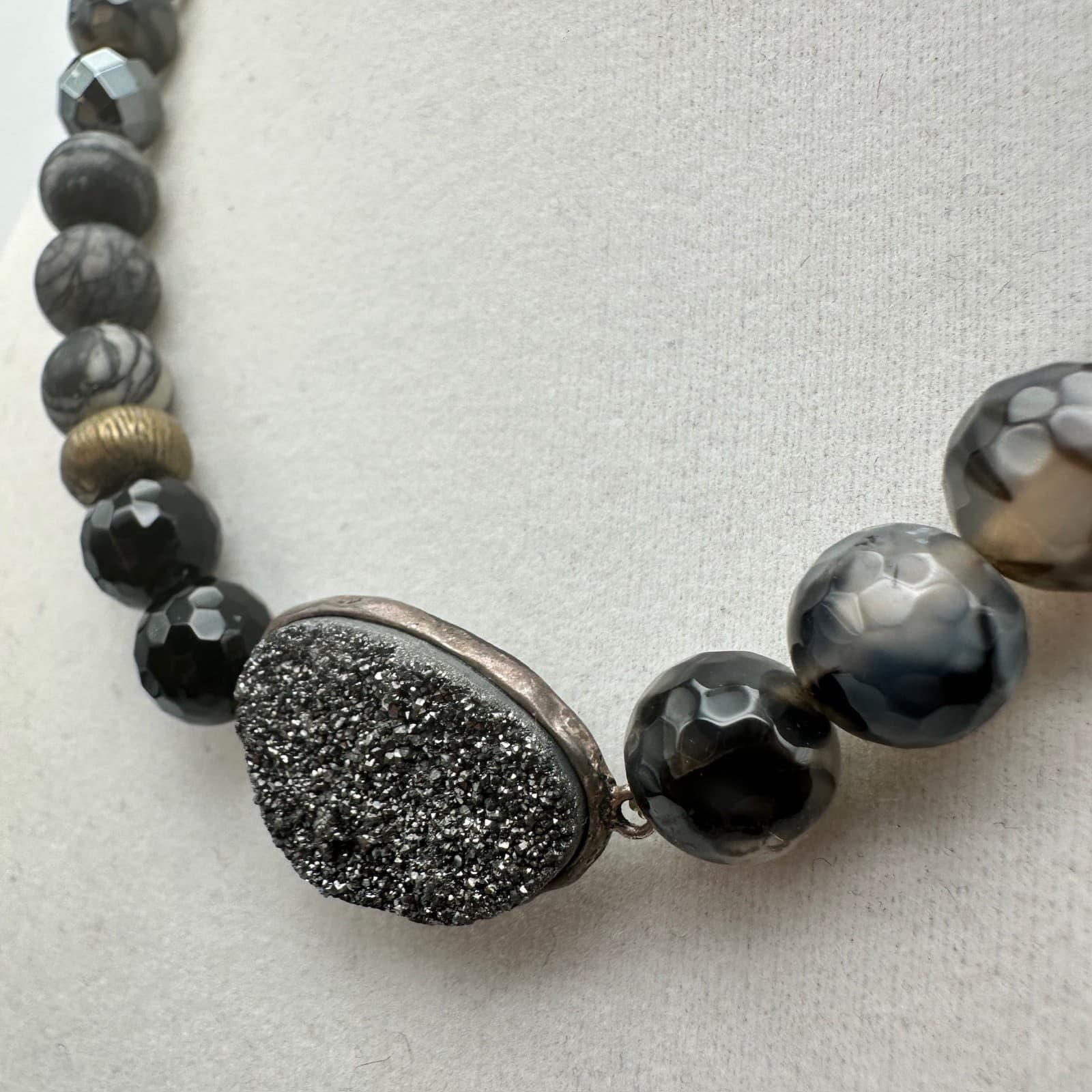 Vintage 80s Natural Stone Druzy Agate Beaded Necklace Faceted Gray Black Jewelry - Thumbnail 3