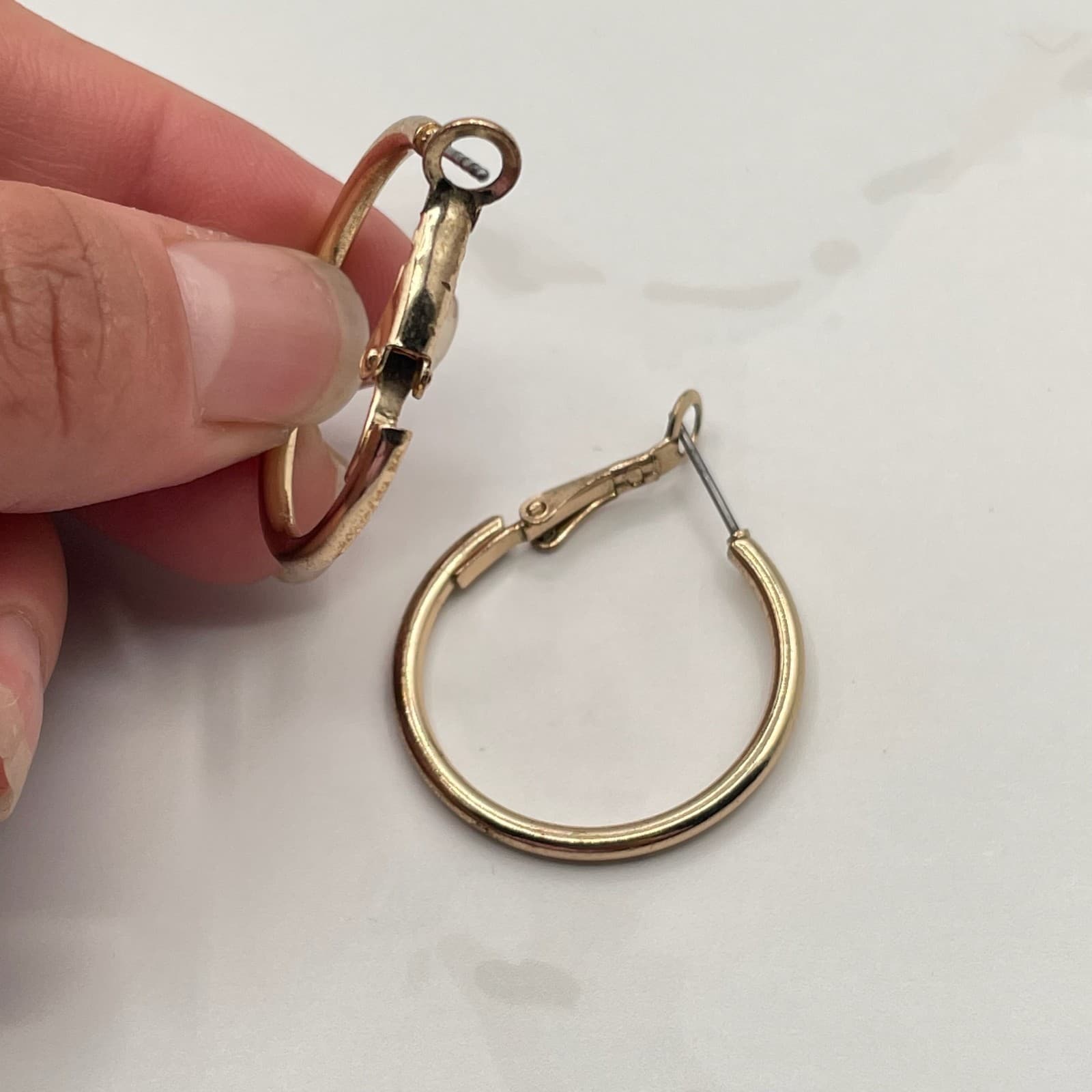 Vintage Gold Tone Leaver Back Hoop Earrings Classic Costume Jewelry Womens - Thumbnail 10