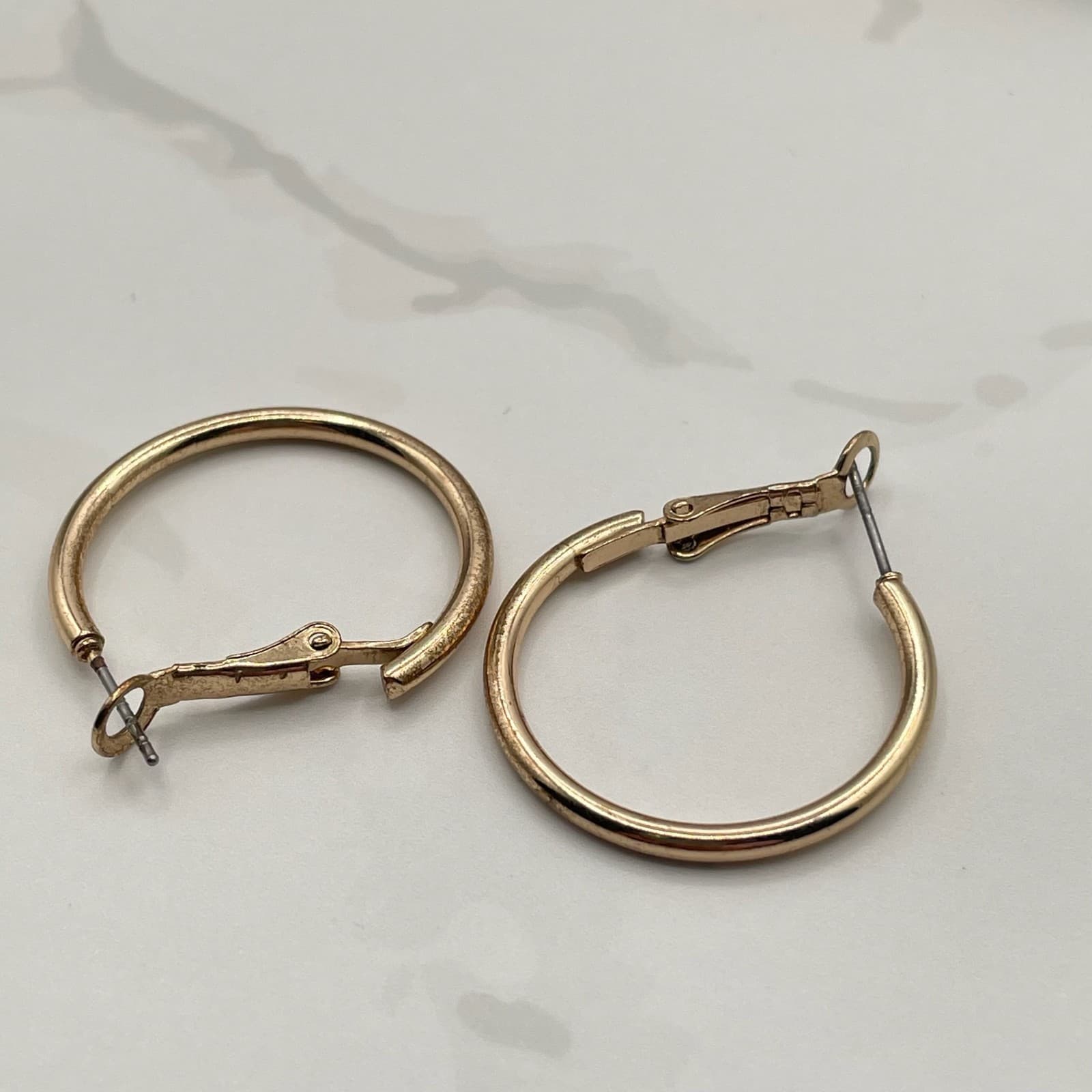 Vintage Gold Tone Leaver Back Hoop Earrings Classic Costume Jewelry Womens - Thumbnail 7