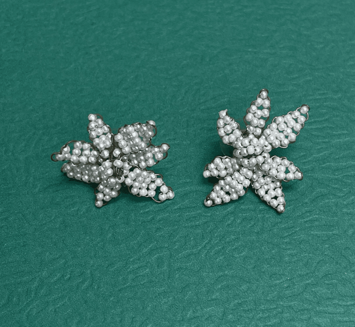 Vintage Seed Bead Flower White Pearlized Gold Tone Post Stud Floral Earrings - Thumbnail 7