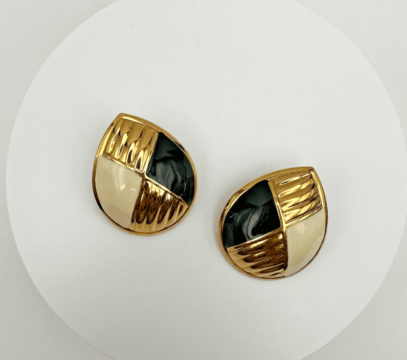Vintage 90s gold-tone black & white enamel teardrop clip-on earrings Jewelry - Image 1