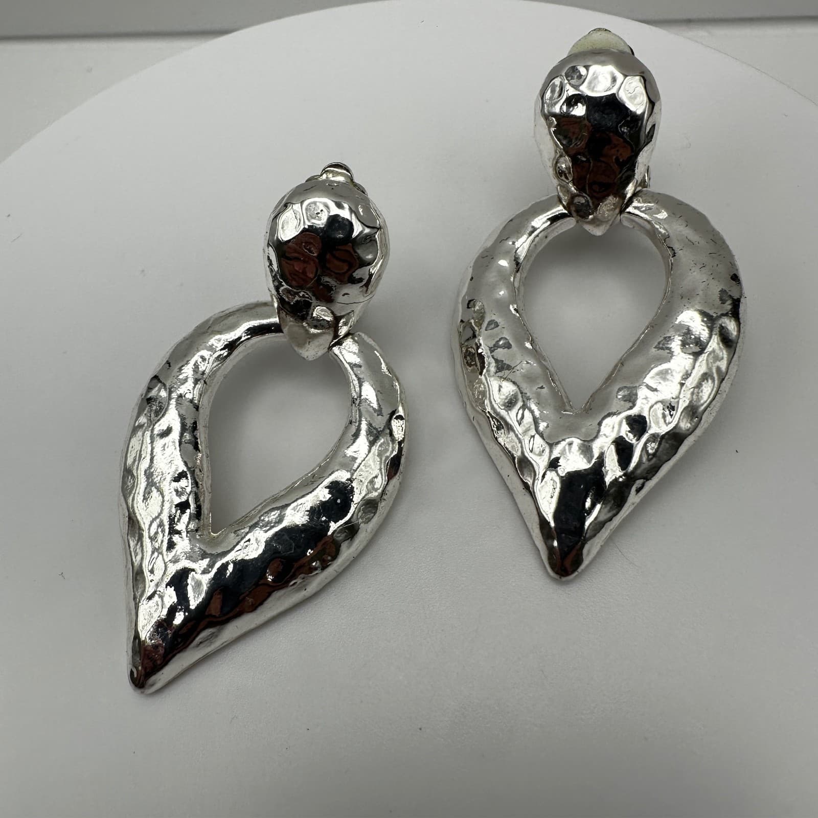Vintage 90s Silver Tone Teardrop Dangle Earrings Hammered Text Modernist Jewelry - Thumbnail 4