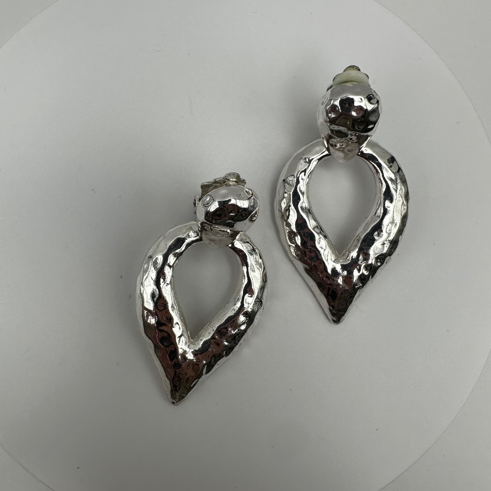 Vintage 90s Silver Tone Teardrop Dangle Earrings Hammered Text Modernist Jewelry - Thumbnail 2