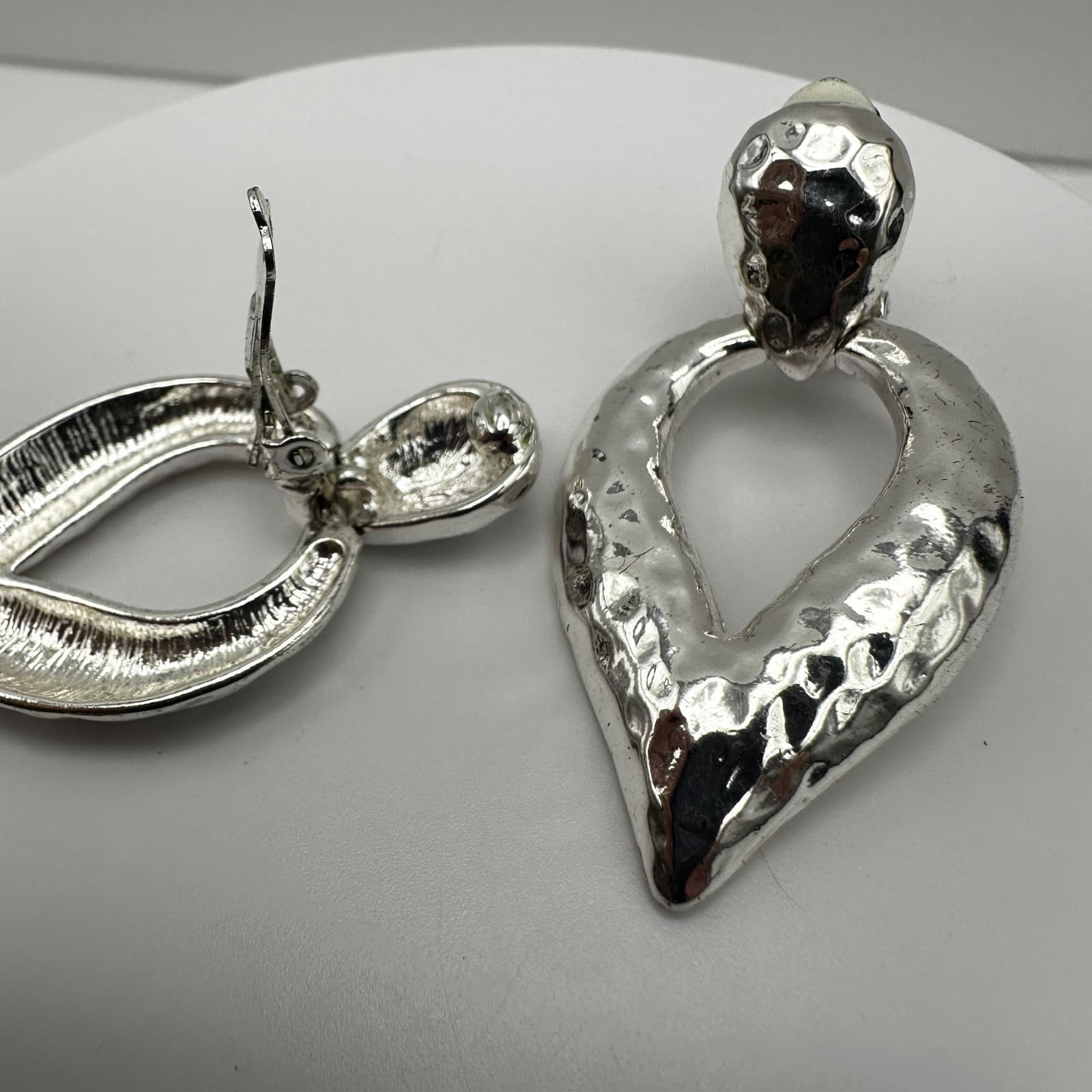 Vintage 90s Silver Tone Teardrop Dangle Earrings Hammered Text Modernist Jewelry - Thumbnail 6