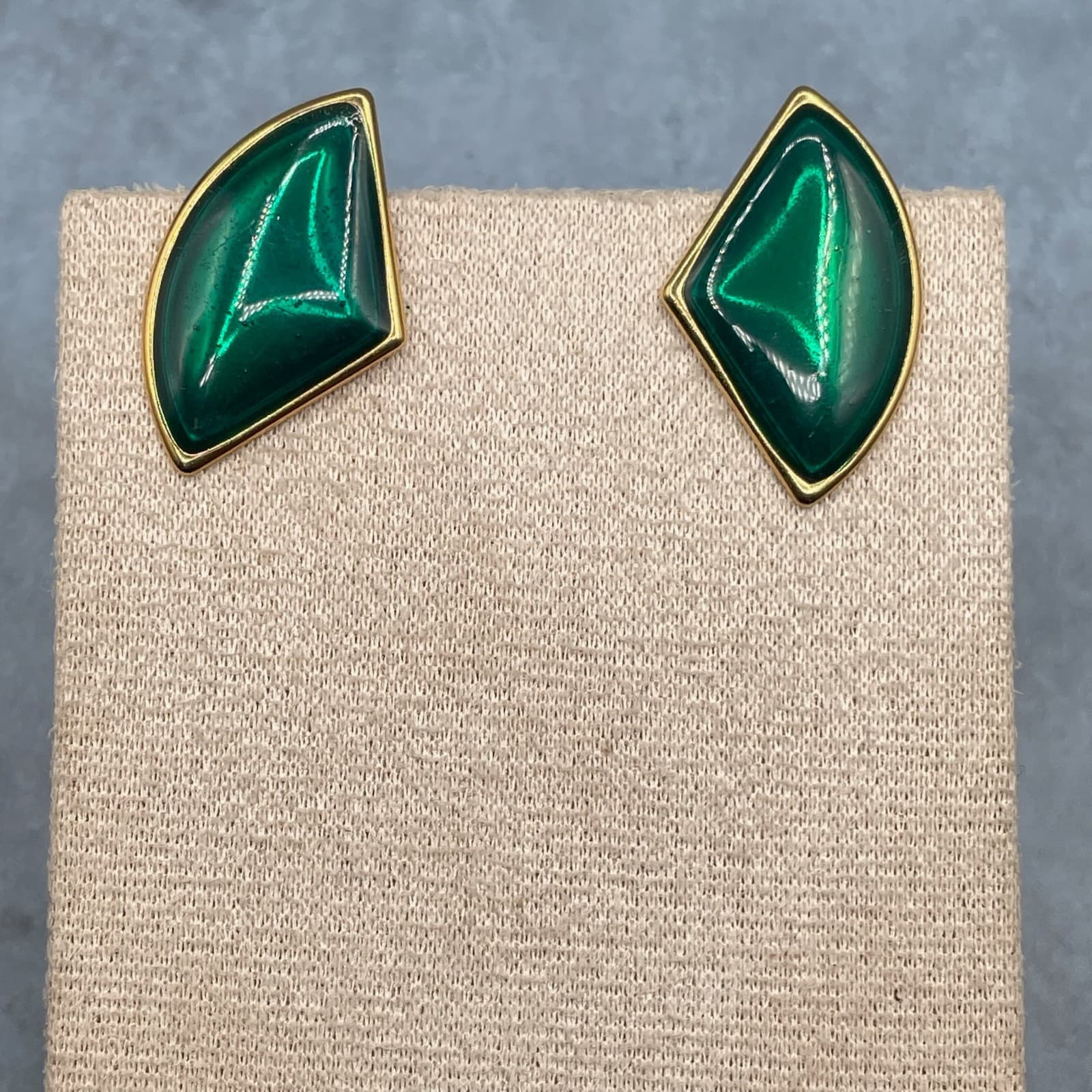 Vintage Style Emerald Green Enamel Stud Earrings Gold Tone Abstract Geometric - Image 1