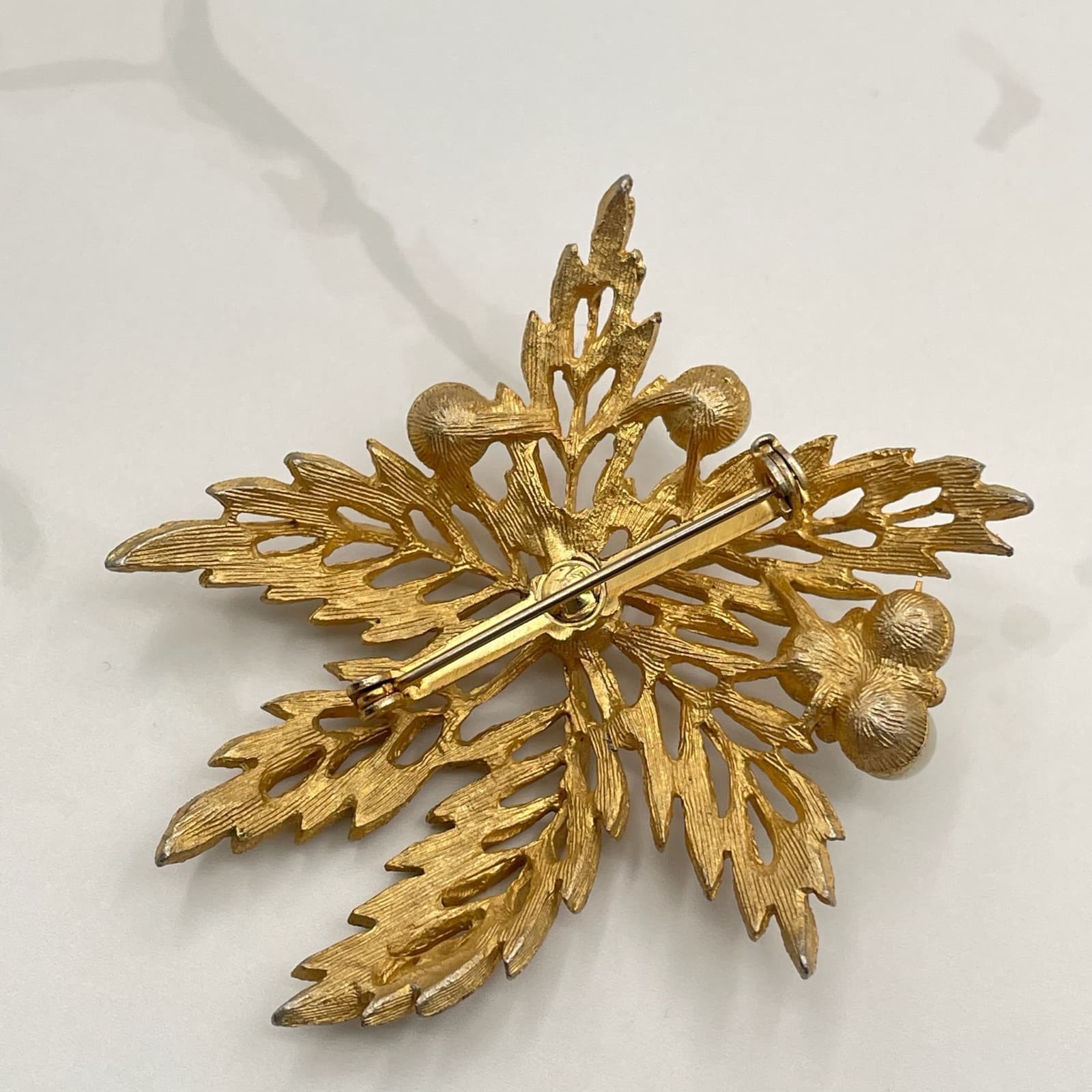 Vintage Gold Plated Aluminium Palm Leaves and Simulated Pearls Brooch Pin - Thumbnail 9