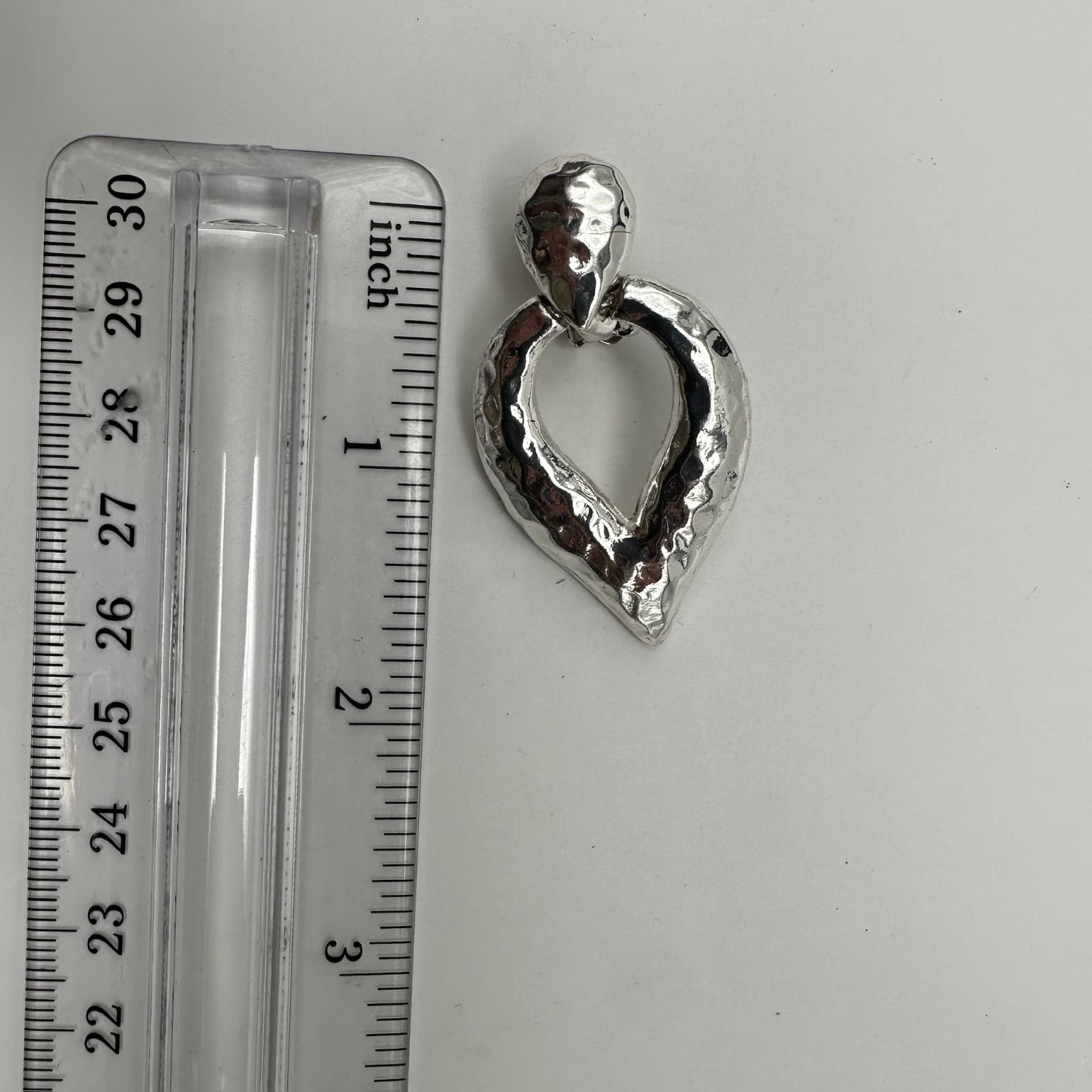 Vintage 90s Silver Tone Teardrop Dangle Earrings Hammered Text Modernist Jewelry - Thumbnail 7