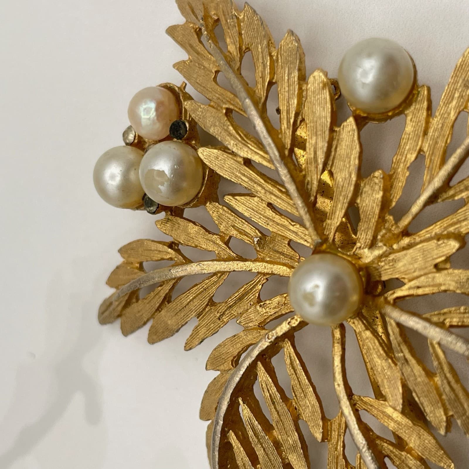 Vintage Gold Plated Aluminium Palm Leaves and Simulated Pearls Brooch Pin - Thumbnail 7