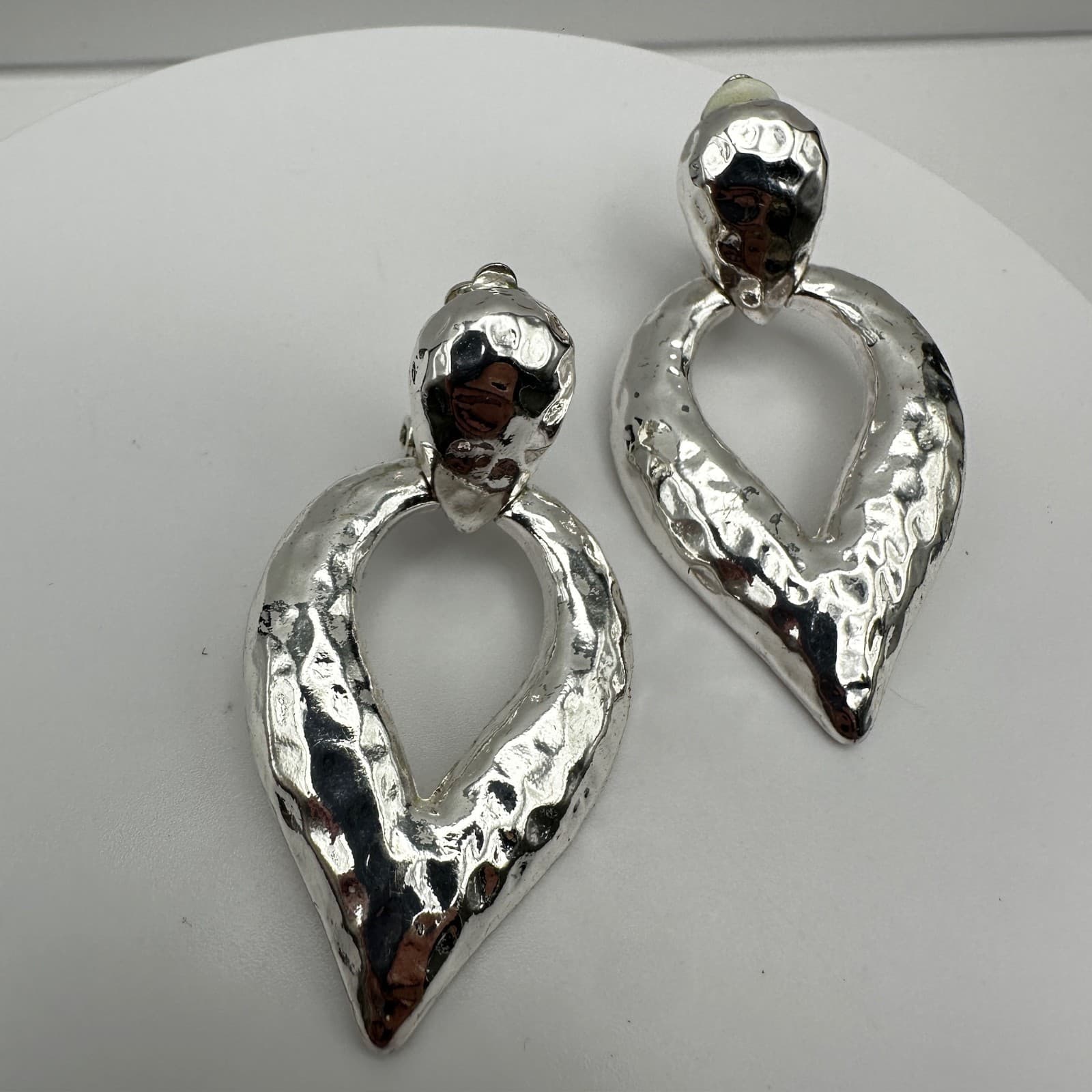 Vintage 90s Silver Tone Teardrop Dangle Earrings Hammered Text Modernist Jewelry - Thumbnail 3