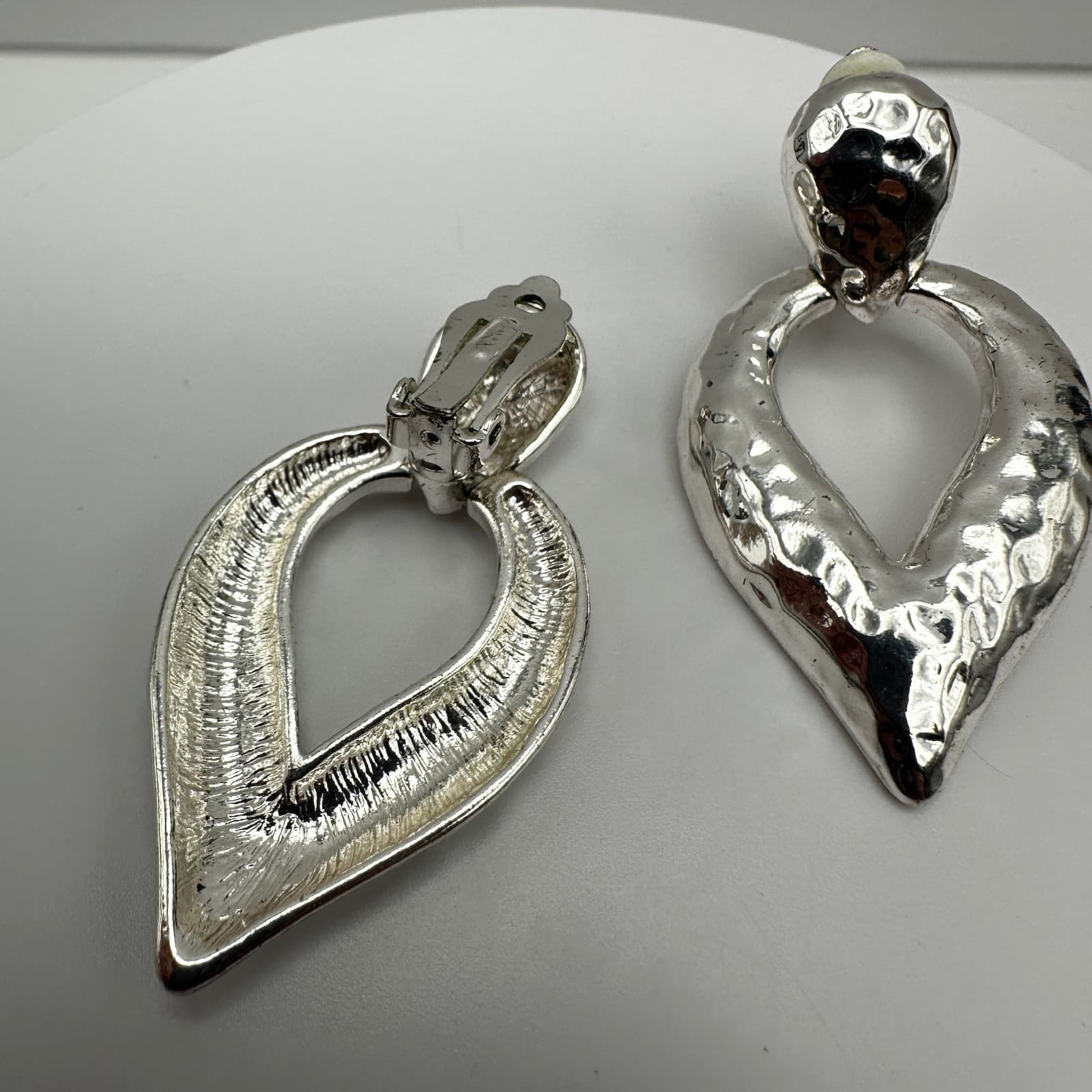 Vintage 90s Silver Tone Teardrop Dangle Earrings Hammered Text Modernist Jewelry - Thumbnail 5