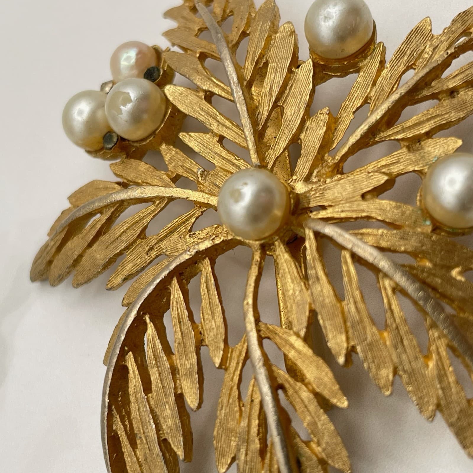 Vintage Gold Plated Aluminium Palm Leaves and Simulated Pearls Brooch Pin - Thumbnail 6