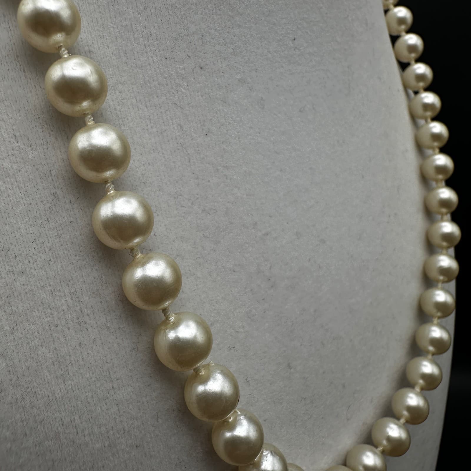 Vintage Classic Ivory Graduated Faux Pearl Necklace Single Strand 90s Jewelry - Thumbnail 6