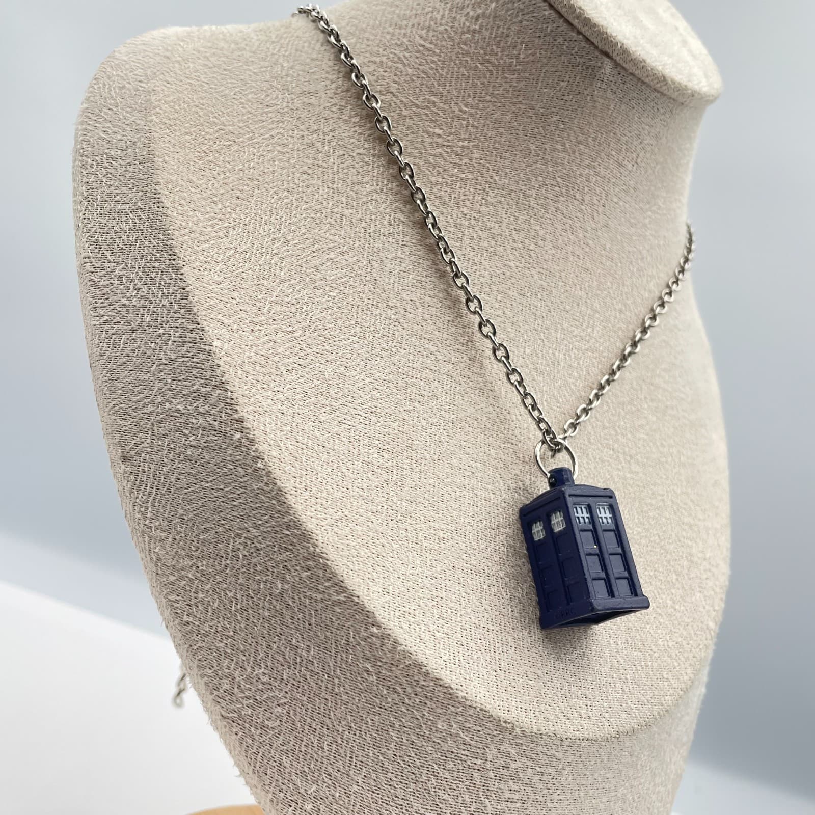 Vintage 90s Doctor Who TARDIS Police Box Pendant Necklace Blue Silver Tone Chain - Thumbnail 5