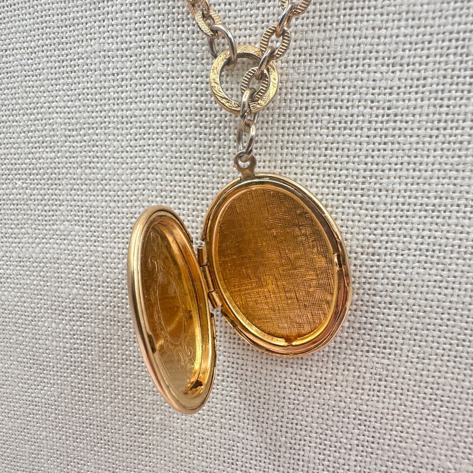 Vintage 80s Gold Tone Etched Oval Locket Necklace Bar Link Chain Boho Jewelry - Thumbnail 4