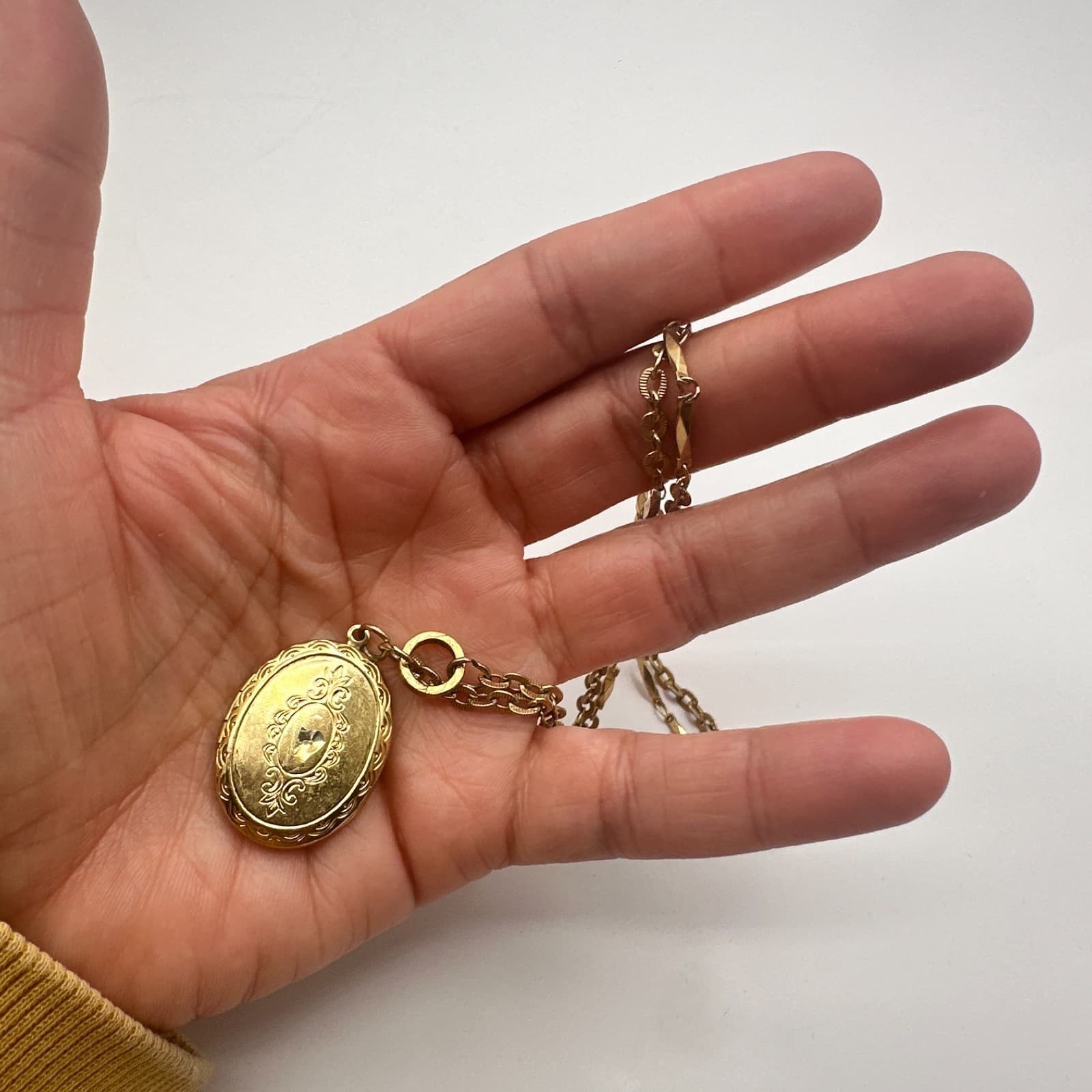 Vintage 80s Gold Tone Etched Oval Locket Necklace Bar Link Chain Boho Jewelry - Thumbnail 5