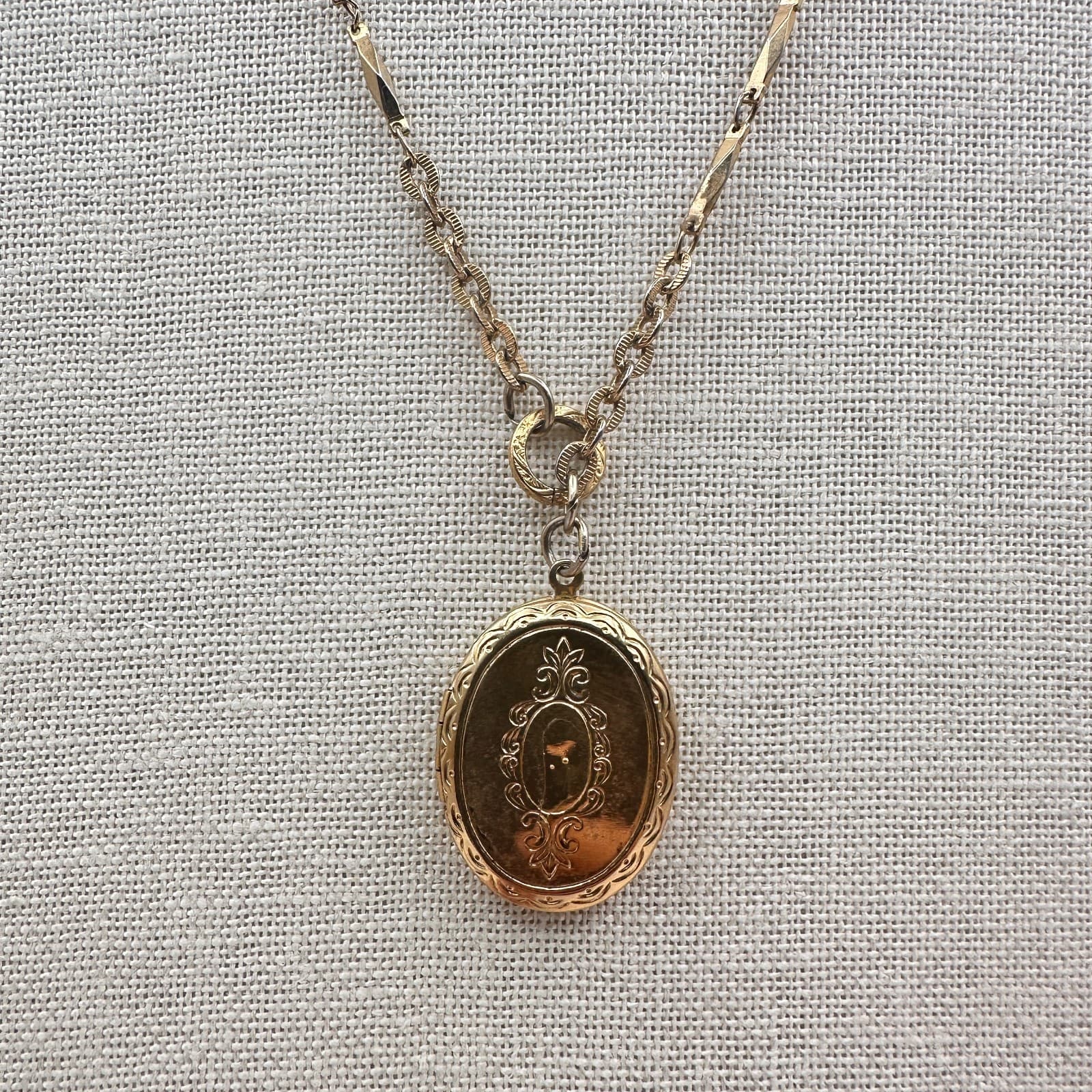 Vintage 80s Gold Tone Etched Oval Locket Necklace Bar Link Chain Boho Jewelry - Thumbnail 2