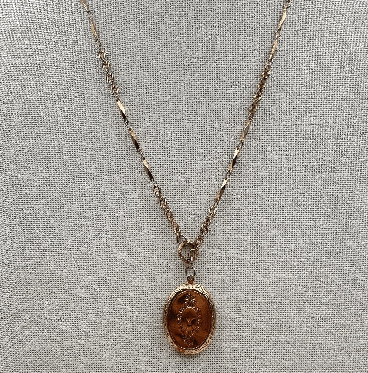 Vintage 80s Gold Tone Etched Oval Locket Necklace Bar Link Chain Boho Jewelry - Thumbnail 3