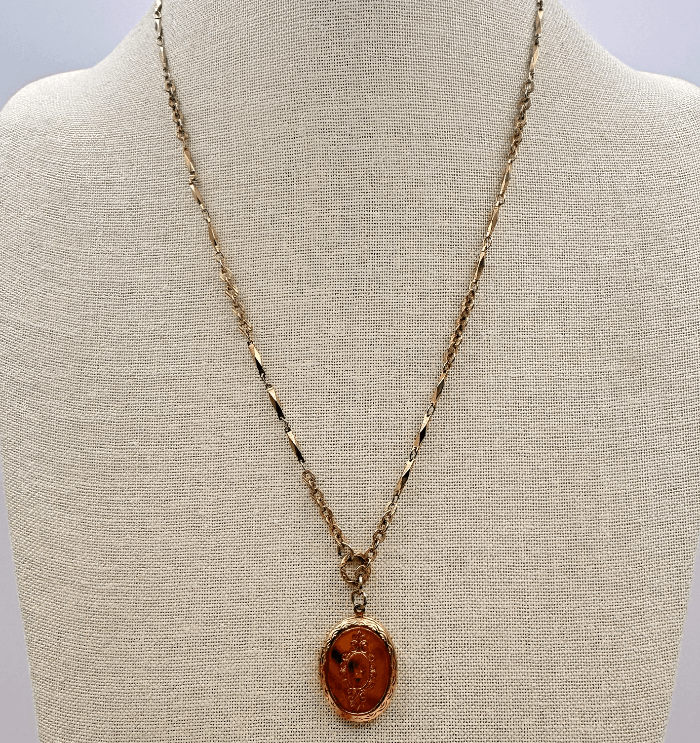 Vintage 80s Gold Tone Etched Oval Locket Necklace Bar Link Chain Boho Jewelry - Image 1