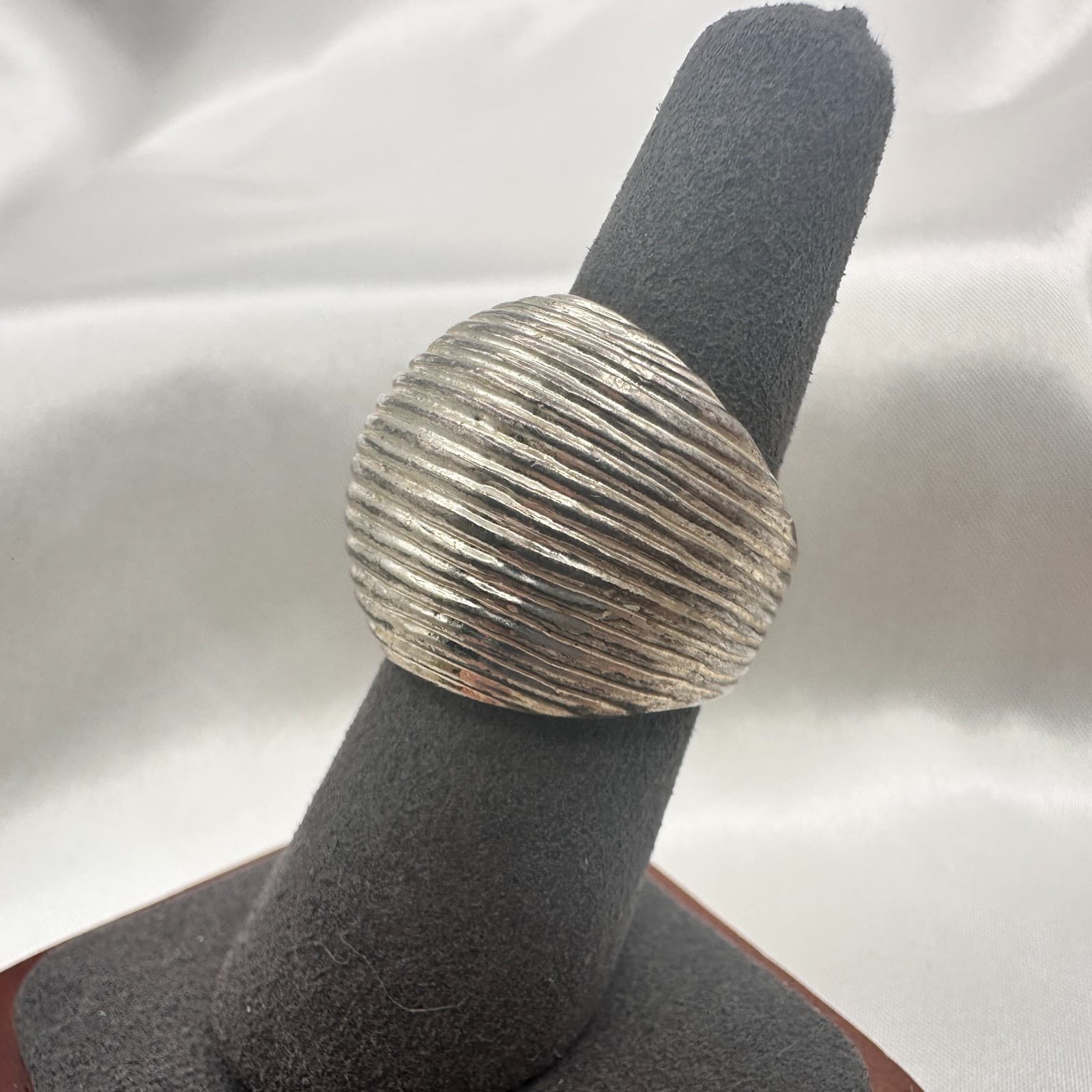 Vintage 80s Silver Tone Ribbed Dome Ring Groovy Textured Statement Band Jewelry - Thumbnail 3