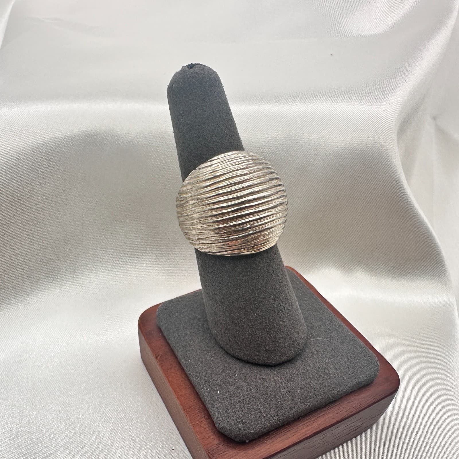 Vintage 80s Silver Tone Ribbed Dome Ring Groovy Textured Statement Band Jewelry - Thumbnail 2