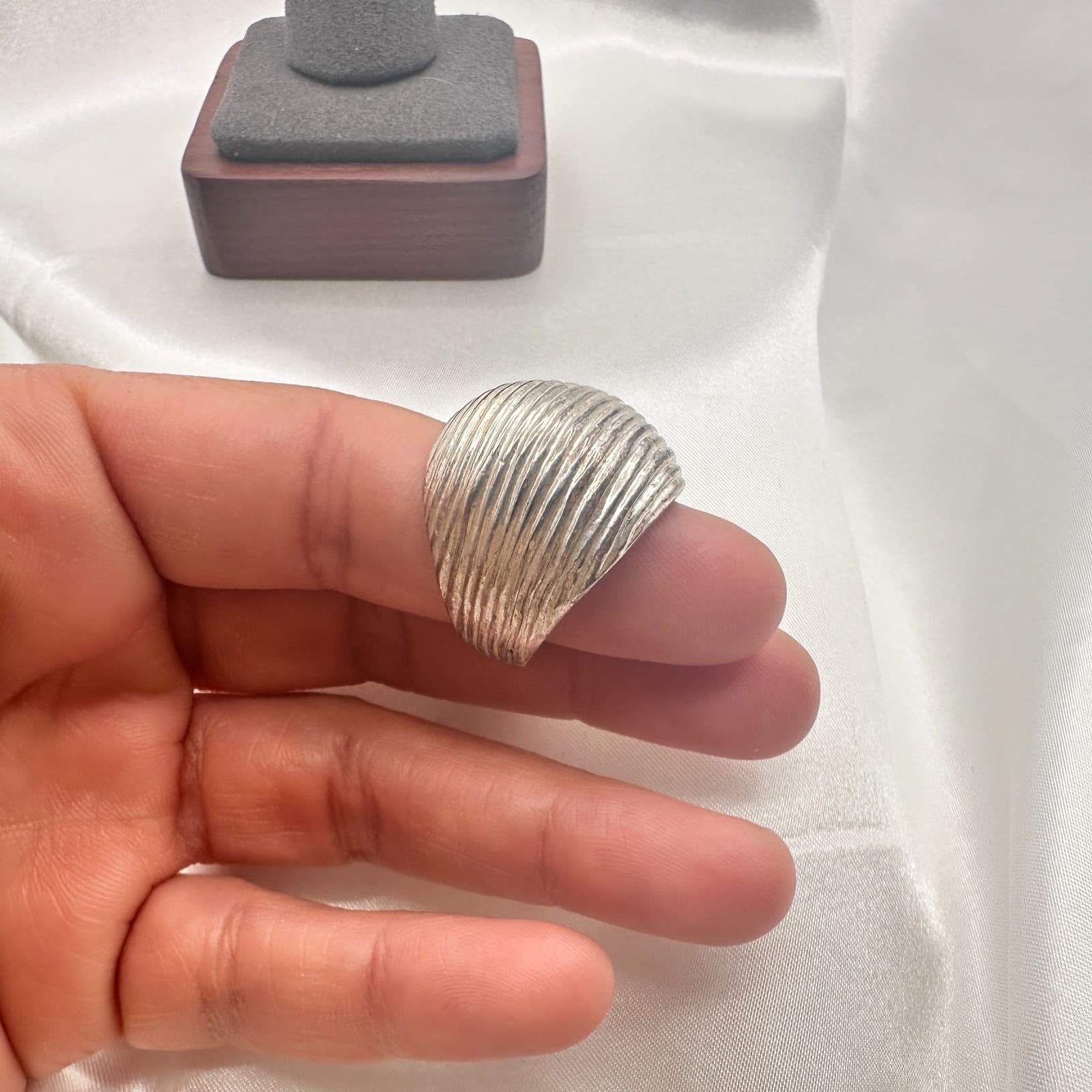 Vintage 80s Silver Tone Ribbed Dome Ring Groovy Textured Statement Band Jewelry - Thumbnail 6