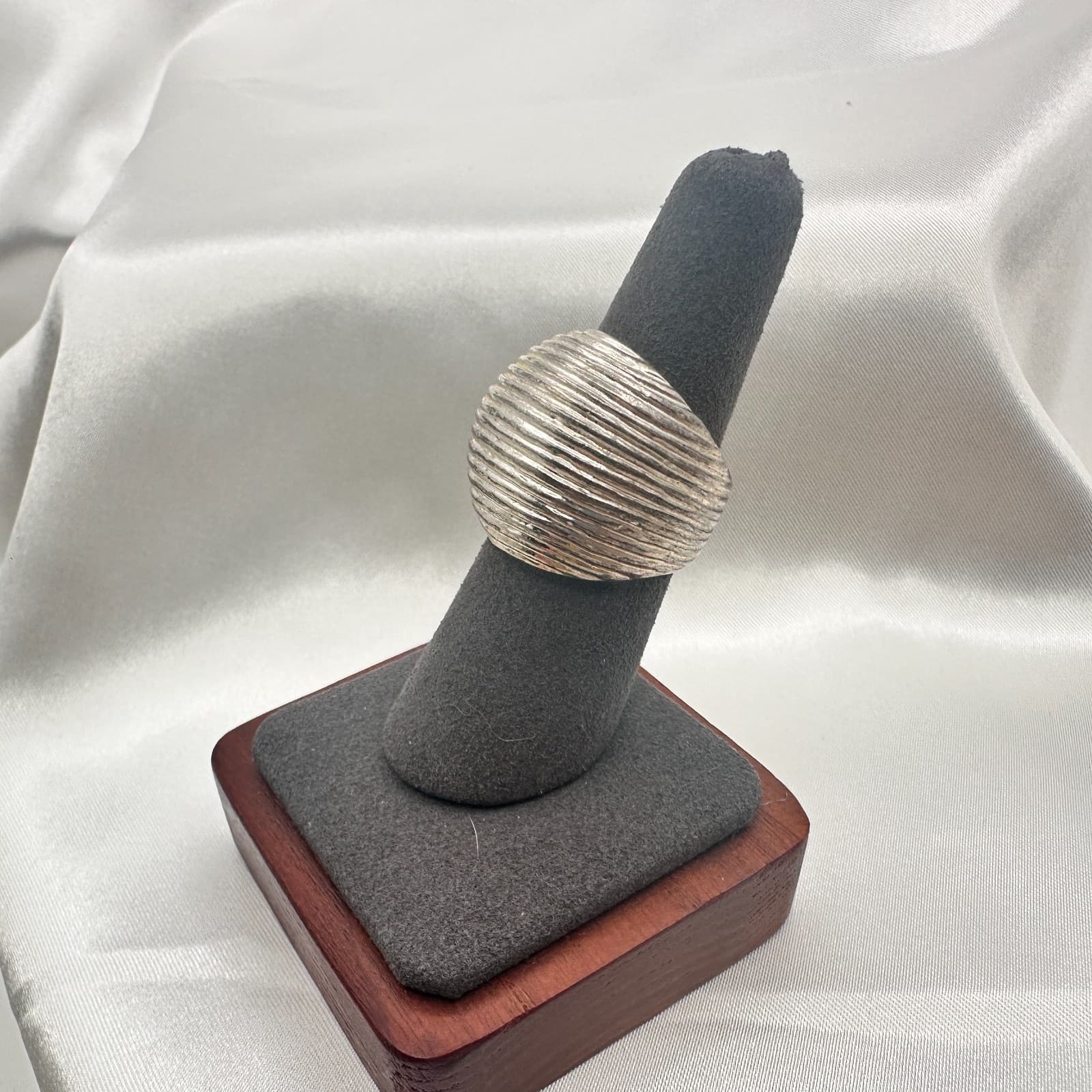 Vintage 80s Silver Tone Ribbed Dome Ring Groovy Textured Statement Band Jewelry - Thumbnail 4