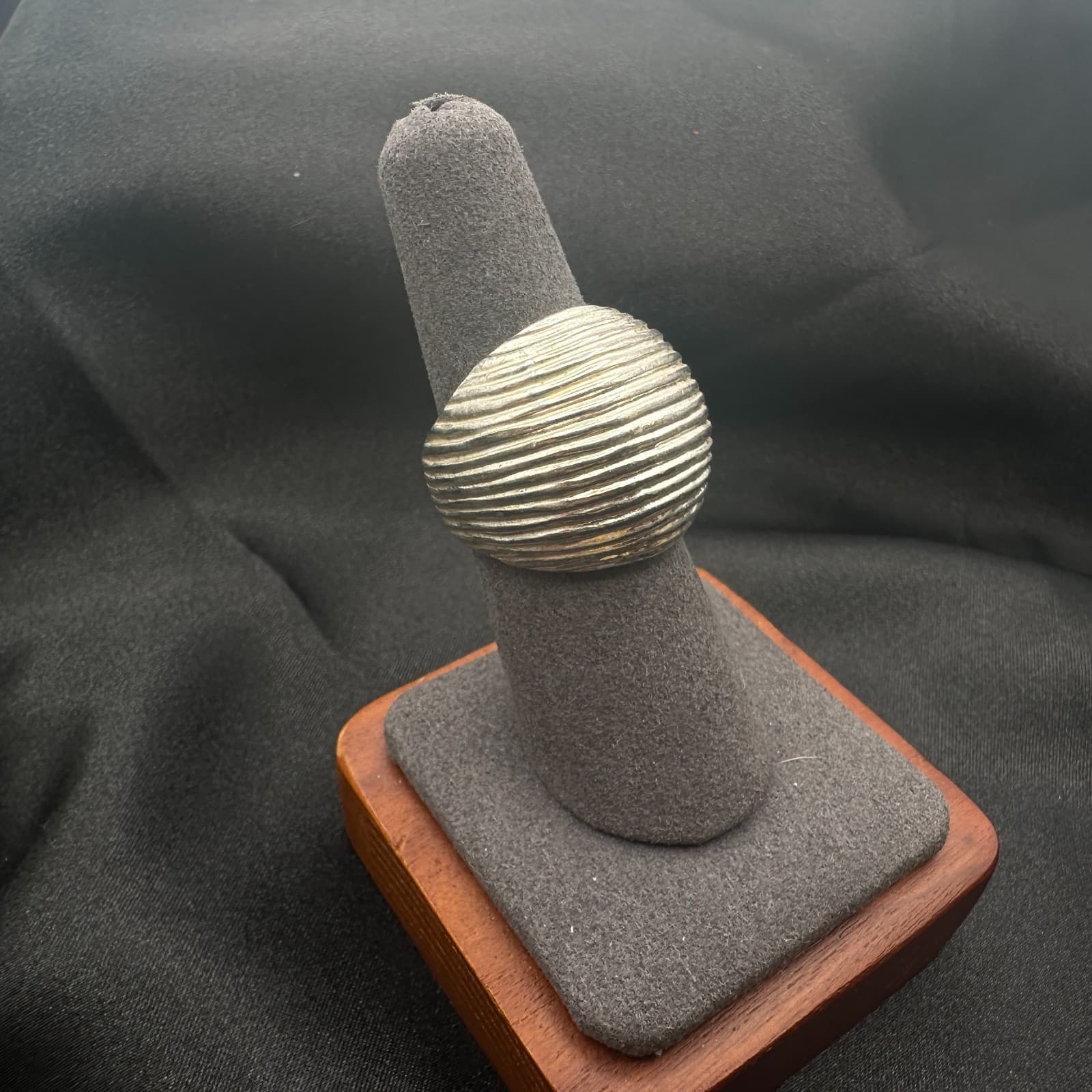 Vintage 80s Silver Tone Ribbed Dome Ring Groovy Textured Statement Band Jewelry - Thumbnail 9