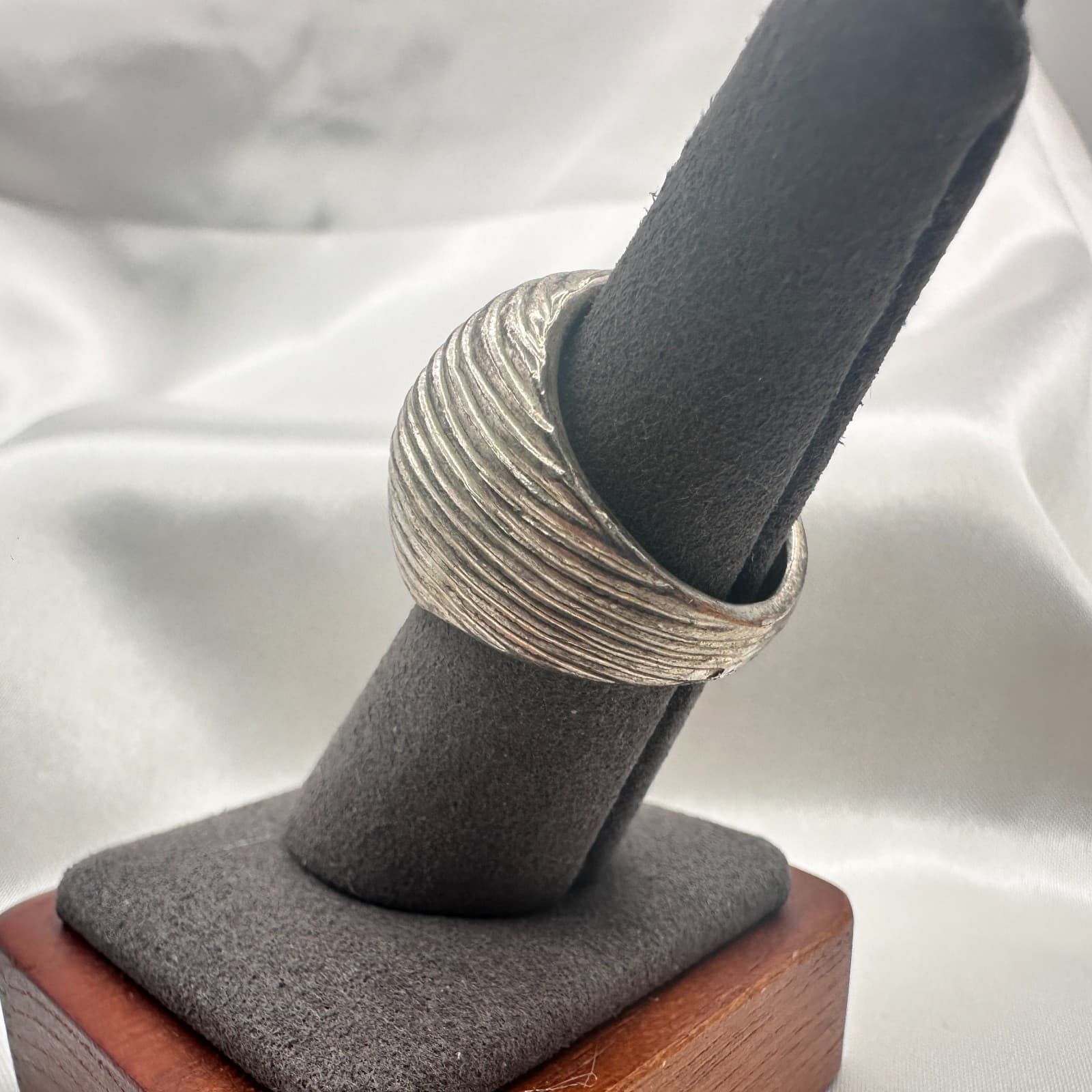 Vintage 80s Silver Tone Ribbed Dome Ring Groovy Textured Statement Band Jewelry - Thumbnail 5