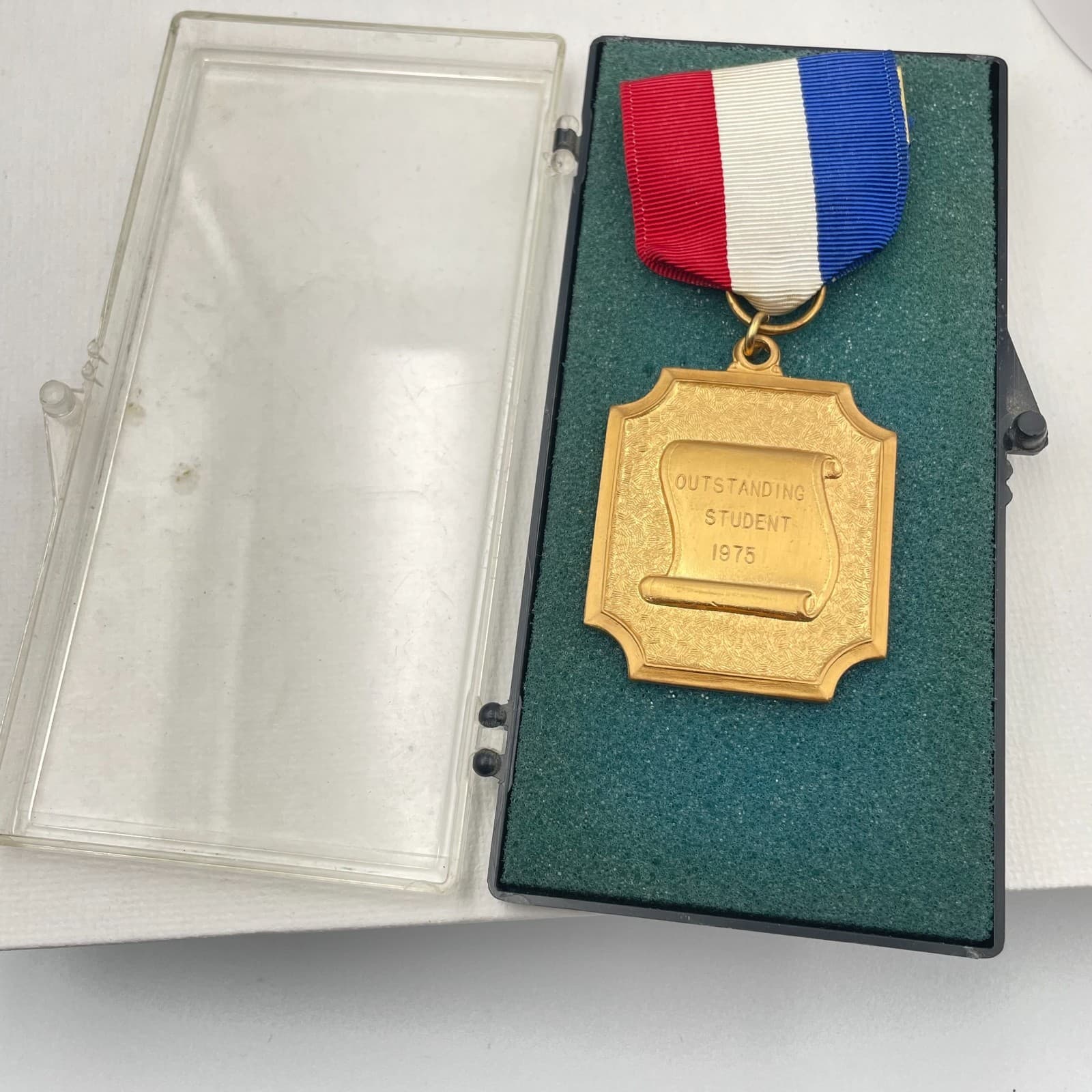 Vintage Outstanding Student 1975 Medal Brooch Pin Gold Tone Ribbon Award Case - Thumbnail 7