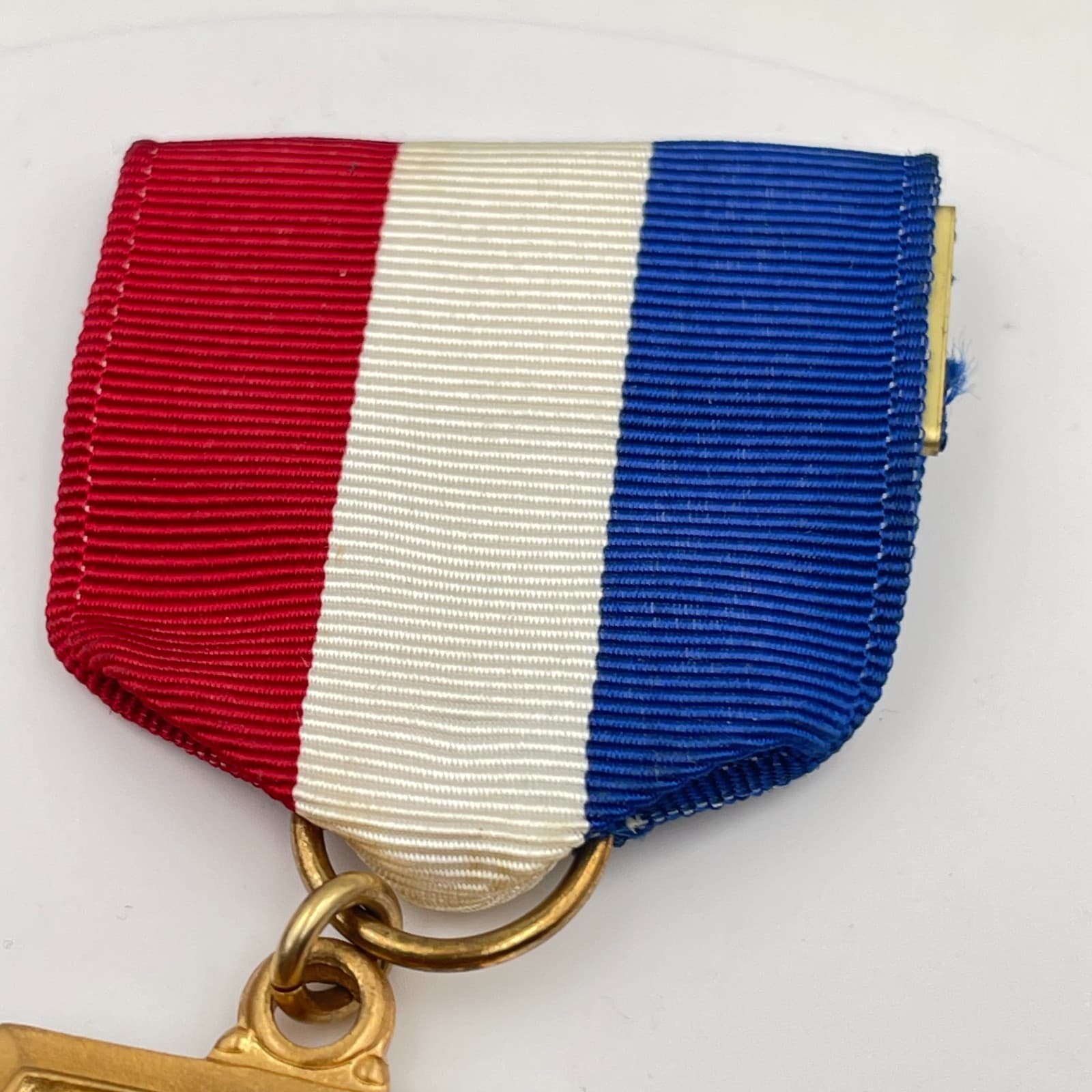 Vintage Outstanding Student 1975 Medal Brooch Pin Gold Tone Ribbon Award Case - Thumbnail 4