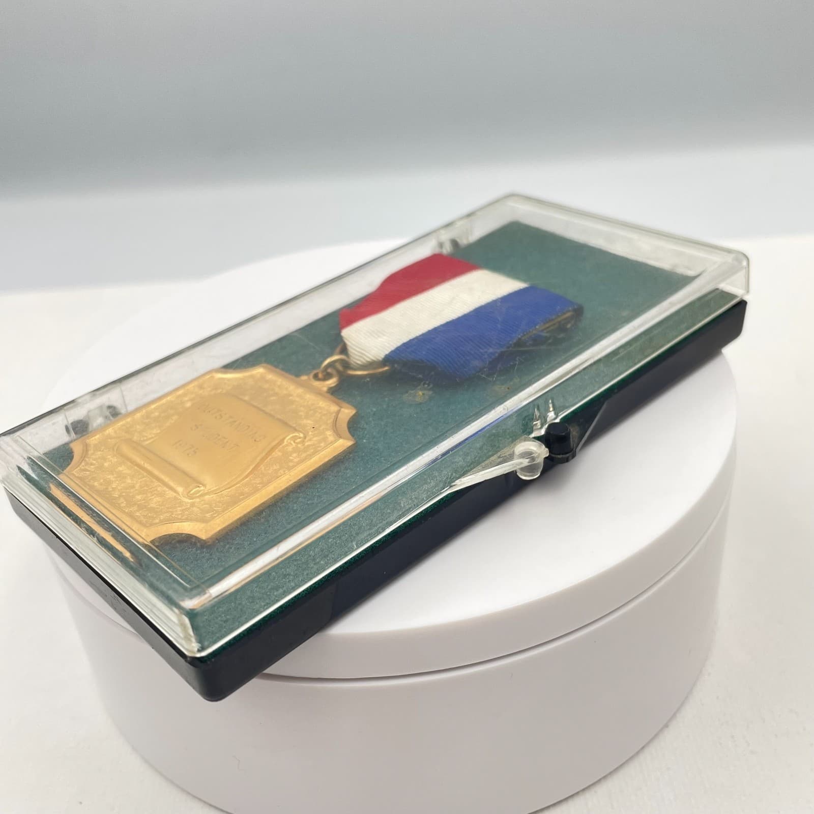 Vintage Outstanding Student 1975 Medal Brooch Pin Gold Tone Ribbon Award Case - Thumbnail 8