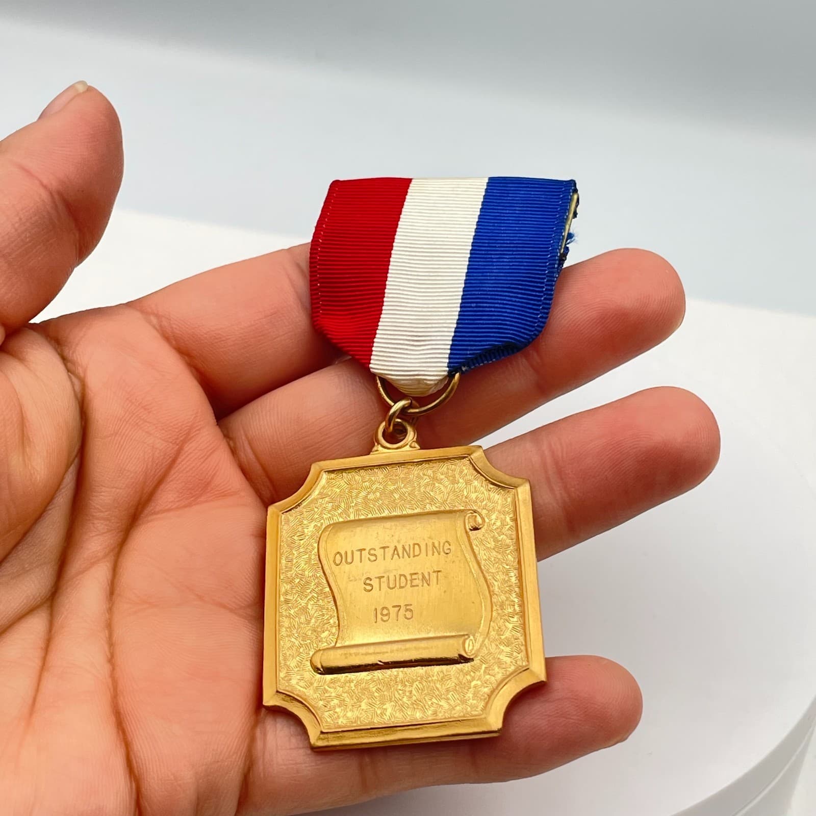 Vintage Outstanding Student 1975 Medal Brooch Pin Gold Tone Ribbon Award Case - Thumbnail 5