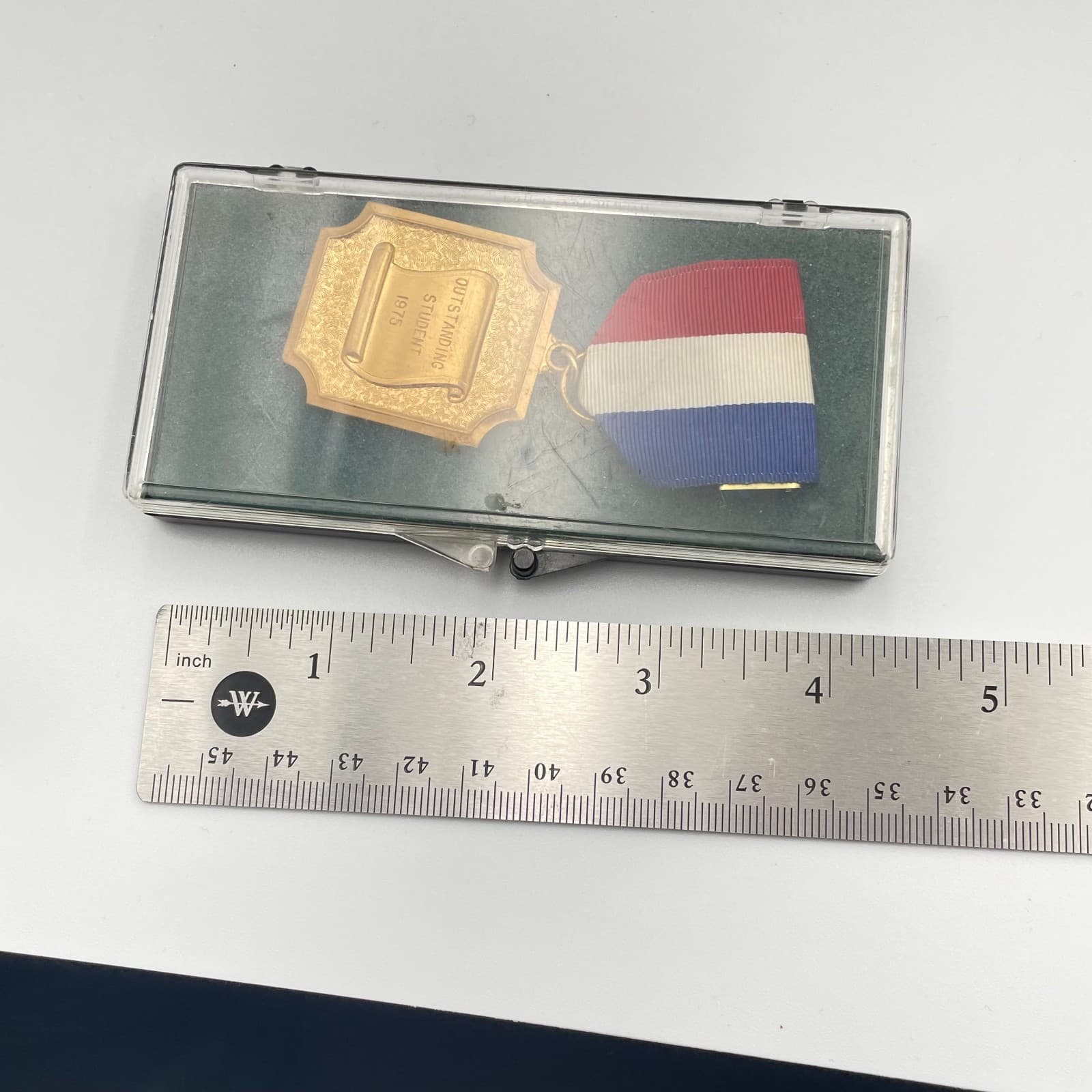 Vintage Outstanding Student 1975 Medal Brooch Pin Gold Tone Ribbon Award Case - Thumbnail 10